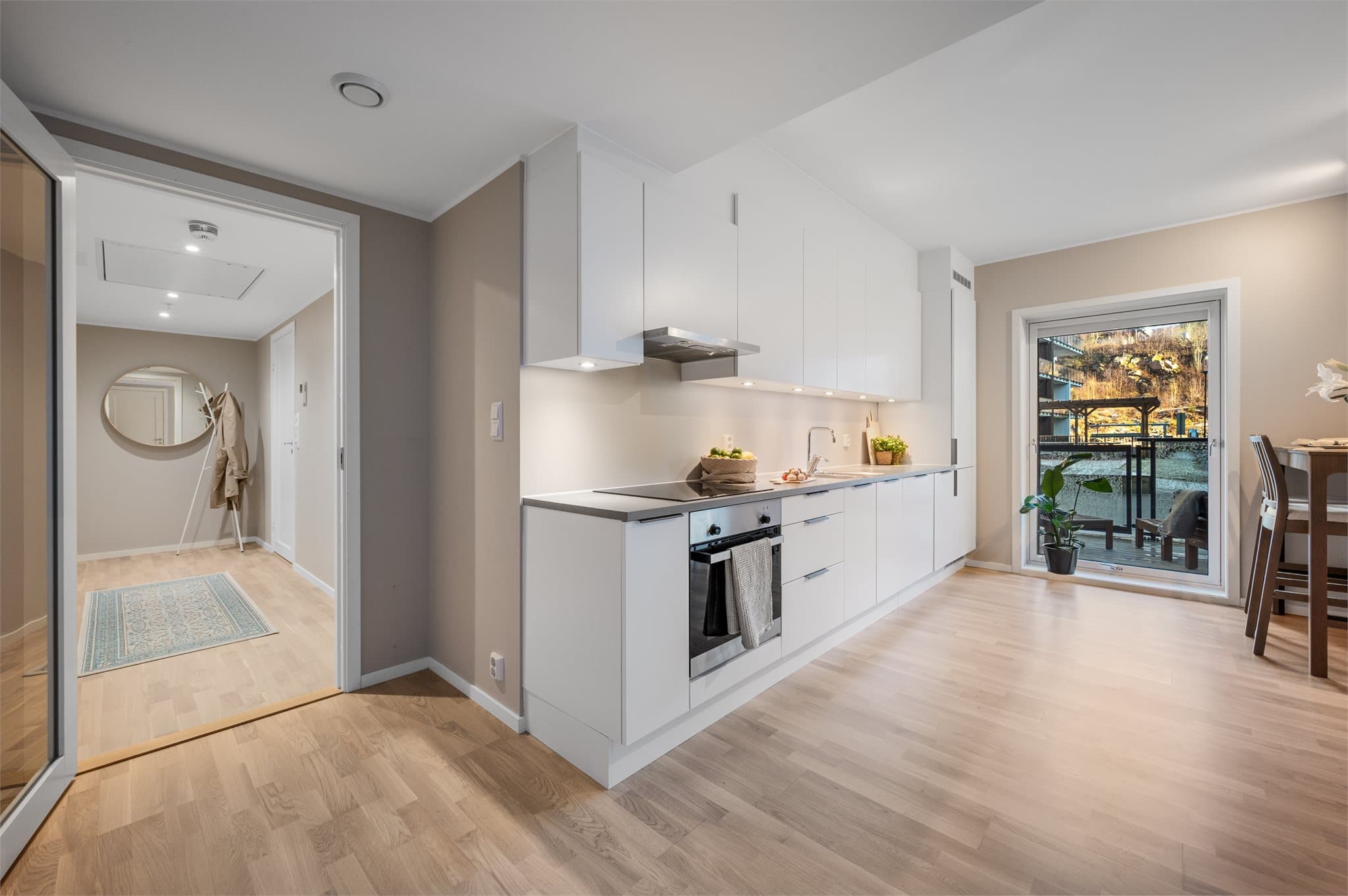 - Merk godt med skap- og benkeplass samt lys under overskap som sørger for gode arbeidsforhold -