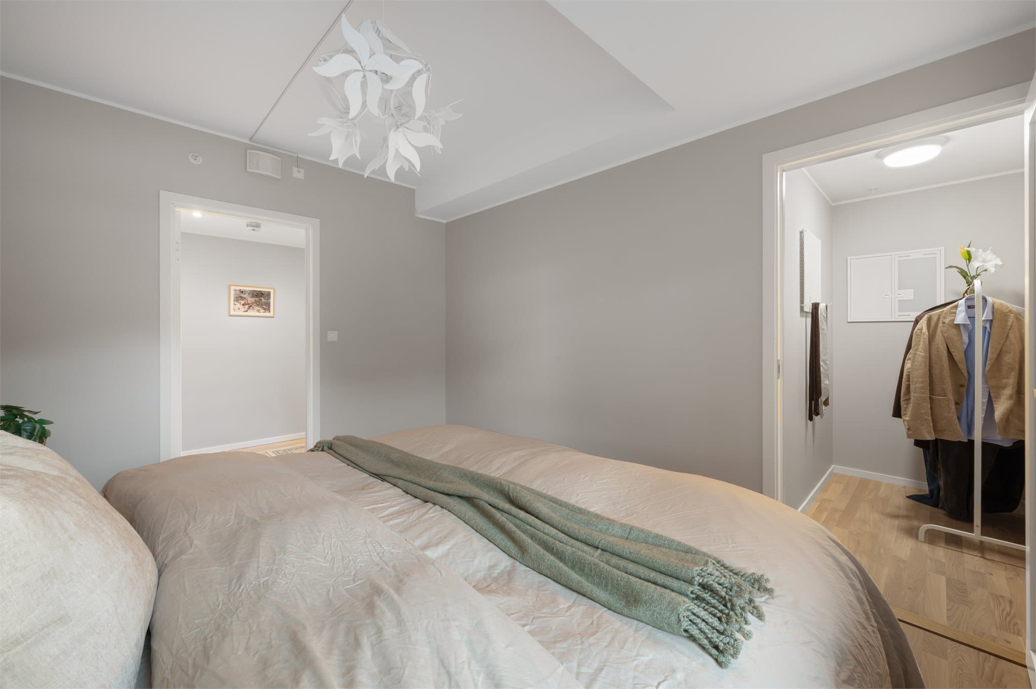 - Merk praktisk walk-in-closet i tilknytting til soverommet -