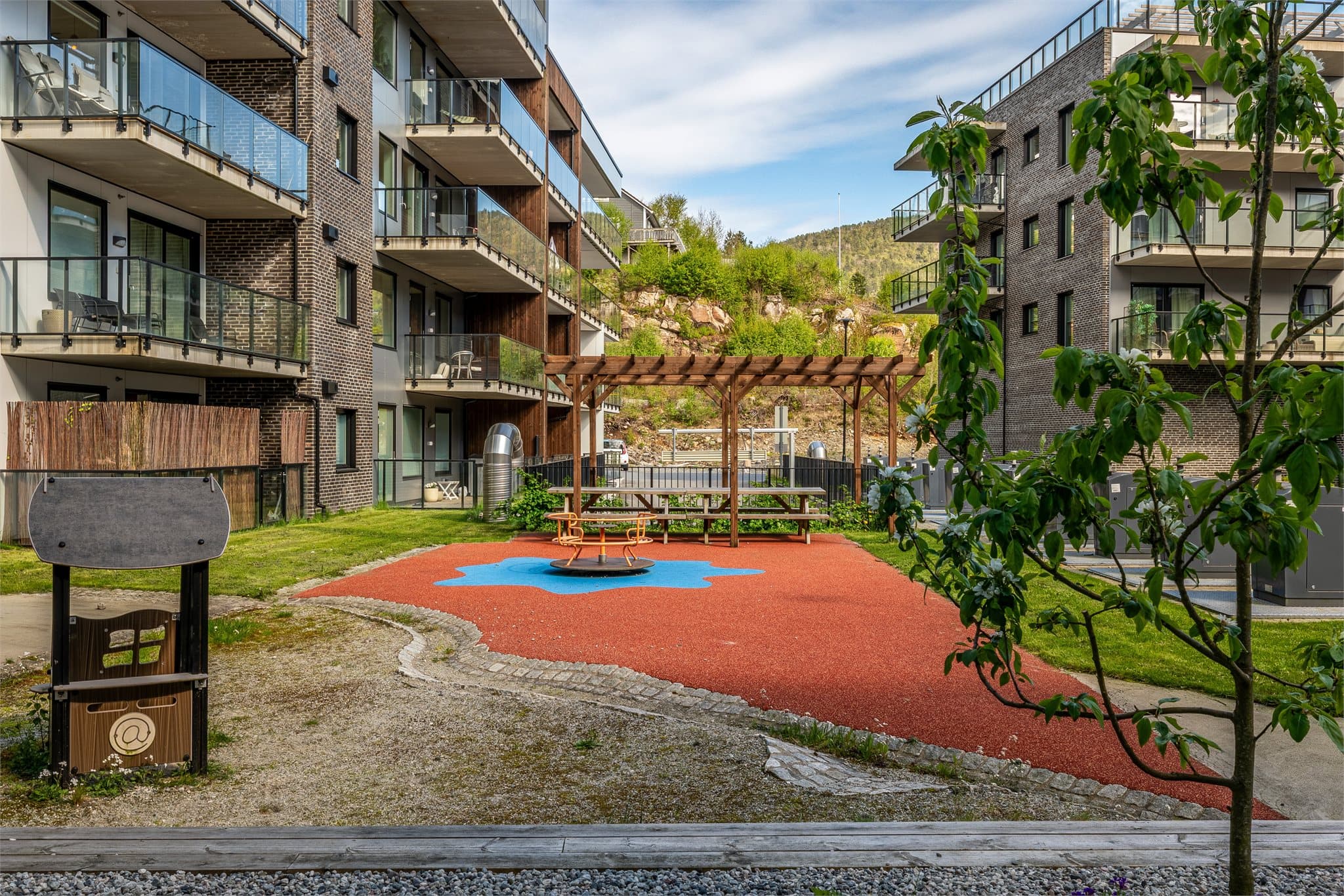 - Leiligheten ligger i attraktive Knudsenkvartalet - et nyere boligkompleks -