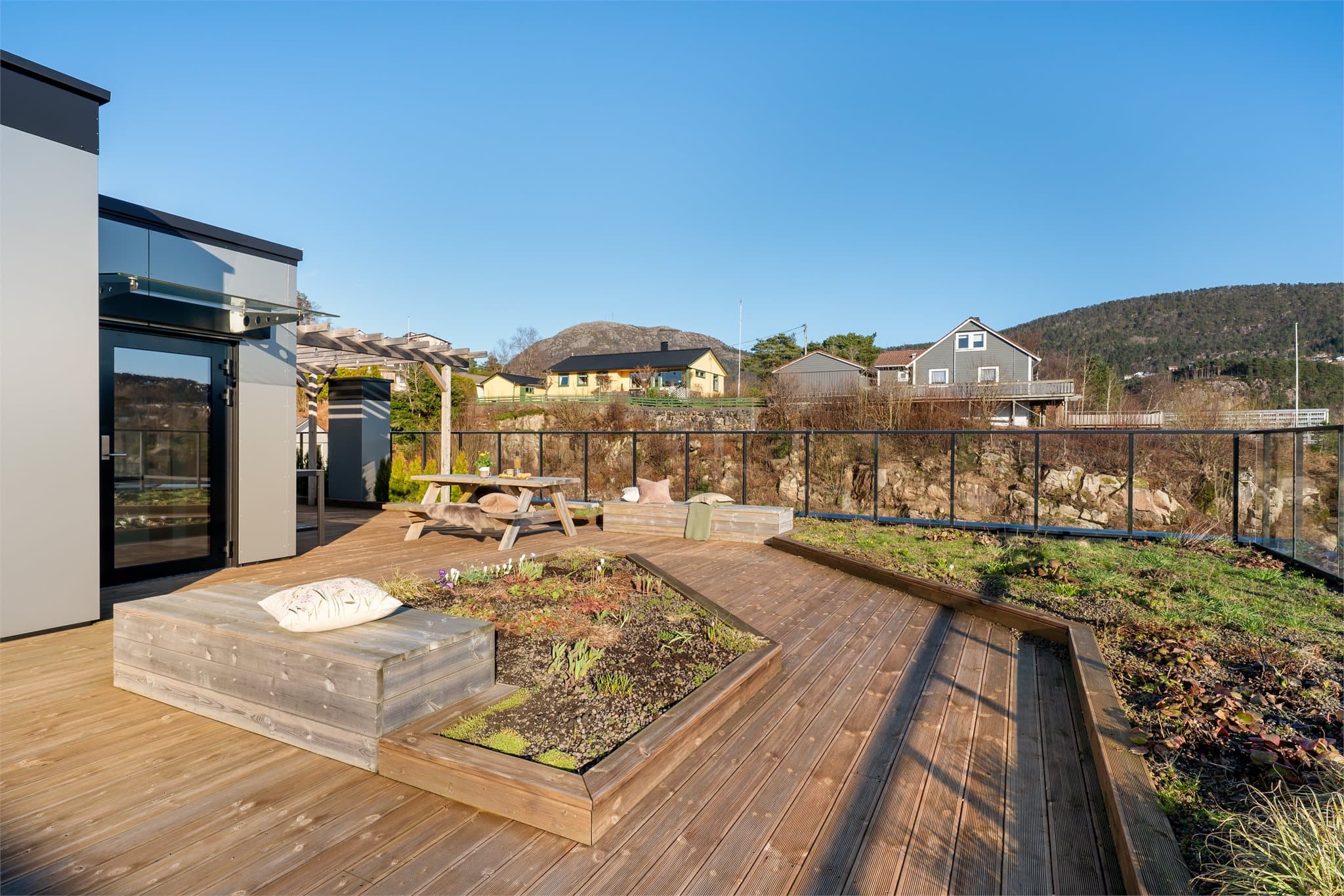 - Her kan du nyte fine soldager og flott utsikt over nærområdet og fjell -