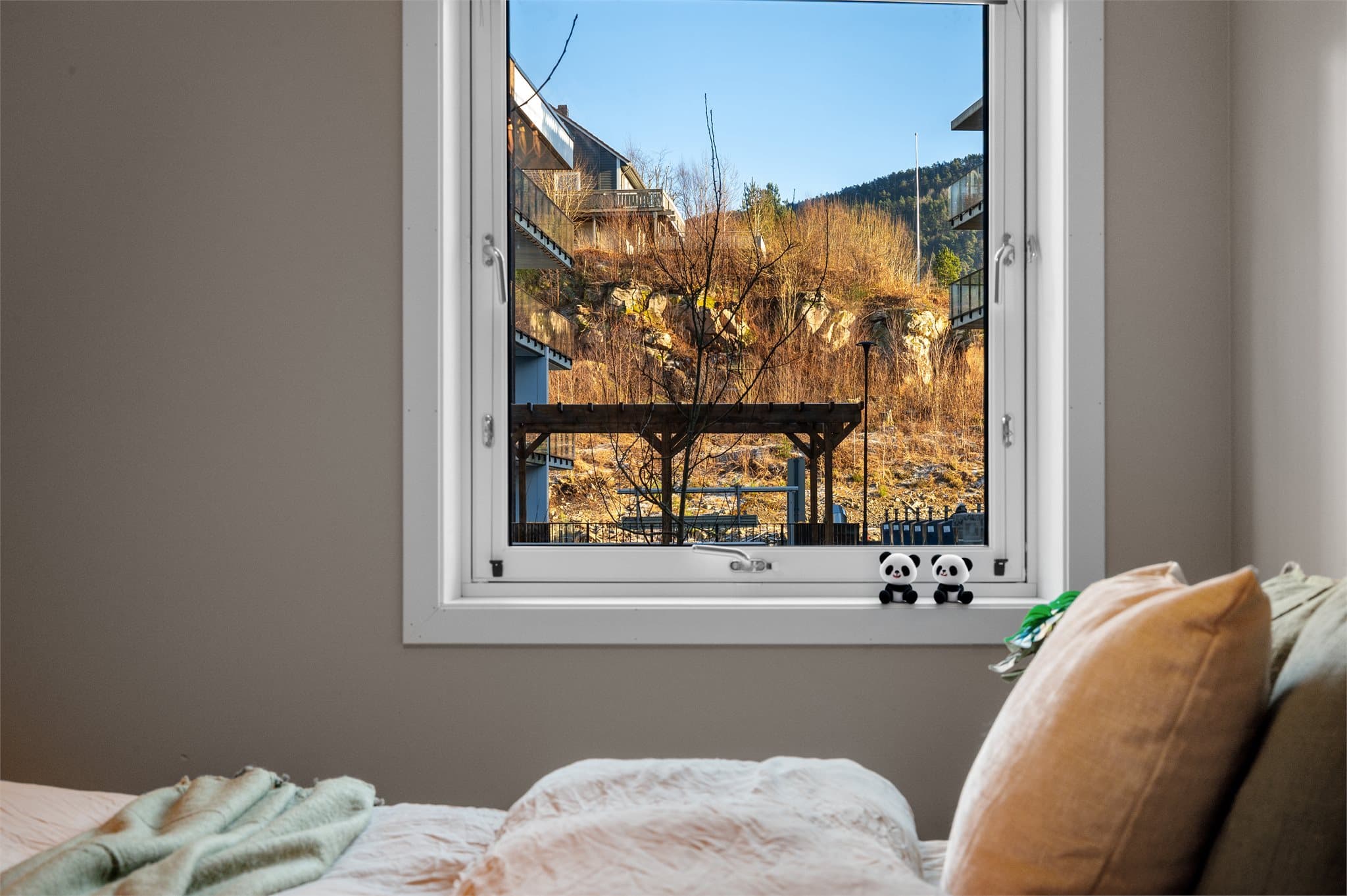 - Soverommet har en praktisk løsning som bidrar til at du har plass til dobbeltseng og øvrig ønsket møblement -