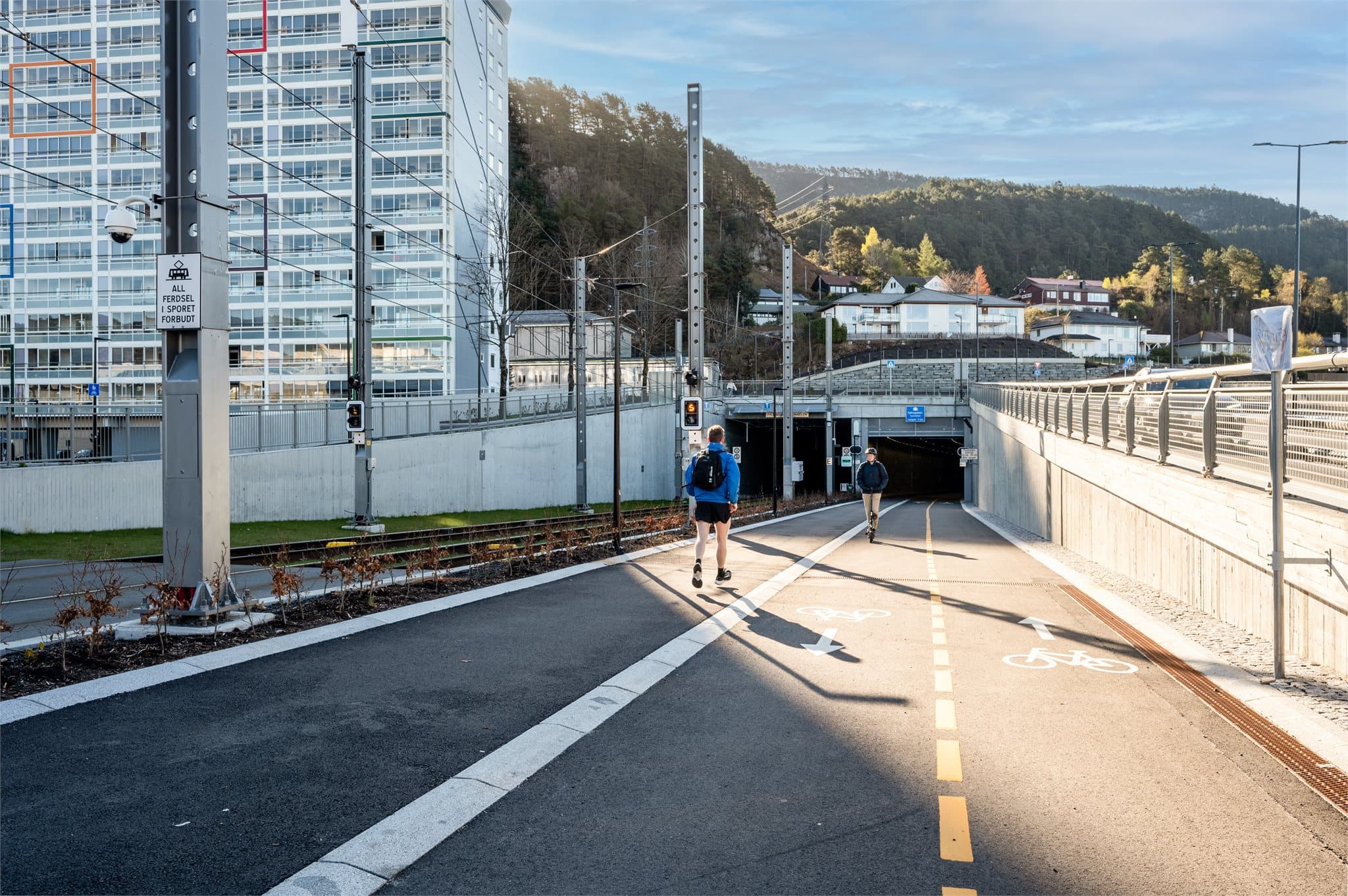 - Parallelt med bybanen har verdens lengste gang- og sykkeltunnel åpnet gjennom Løvstakken til Kristianborg (Fjøsanger) -