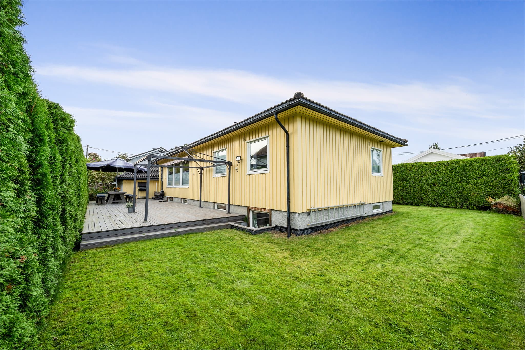 Eiendommen har en solrik tomt og rikelig med boltreplass for både små og store.