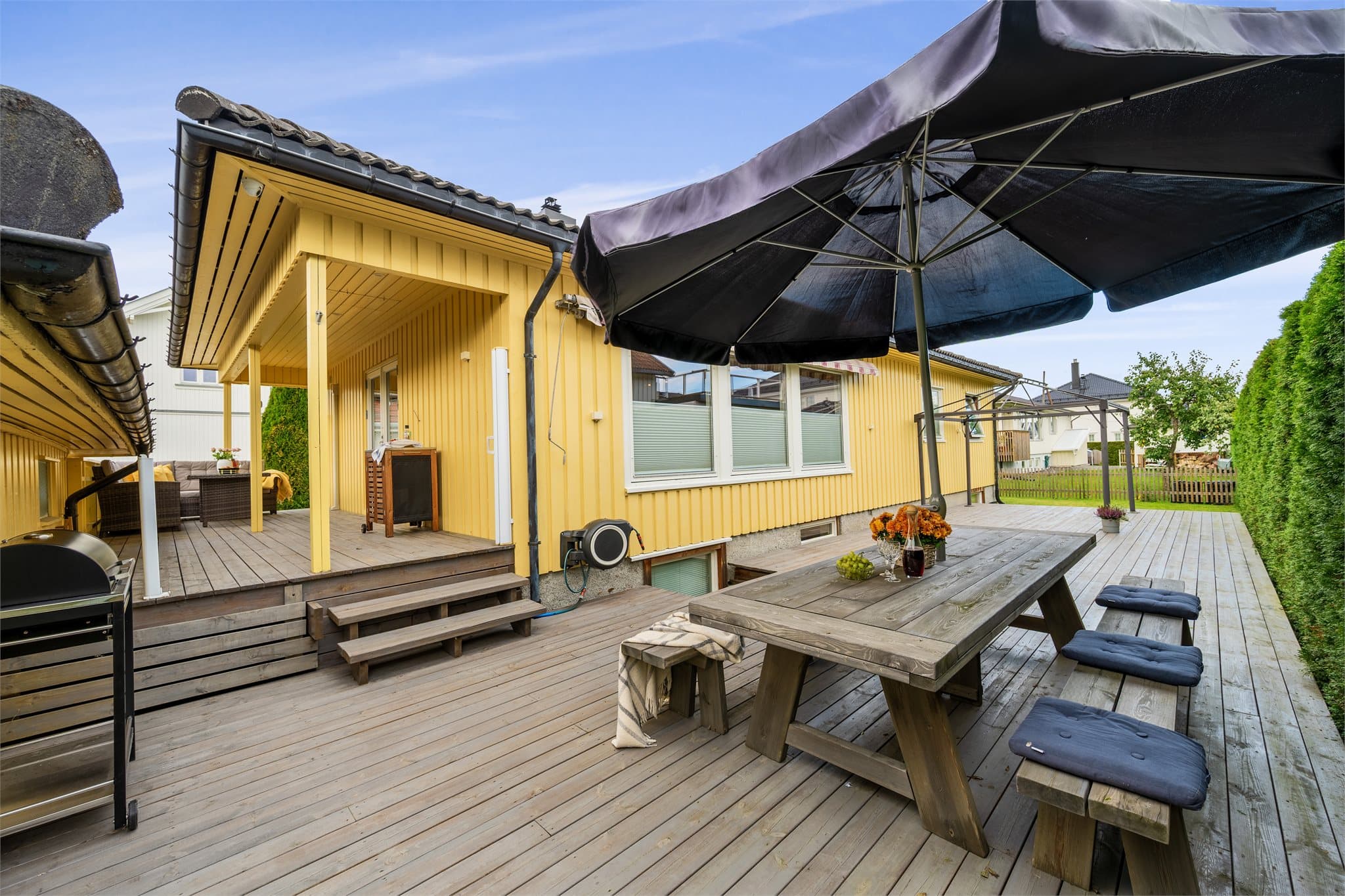 Eiendommen har flere uteplasser som gir gode muligheter for å nyte utelivet gjennom sommerhalvåret. Den store markterrassen vender mot sør, mens terrassen fra stuen vender mot vest.