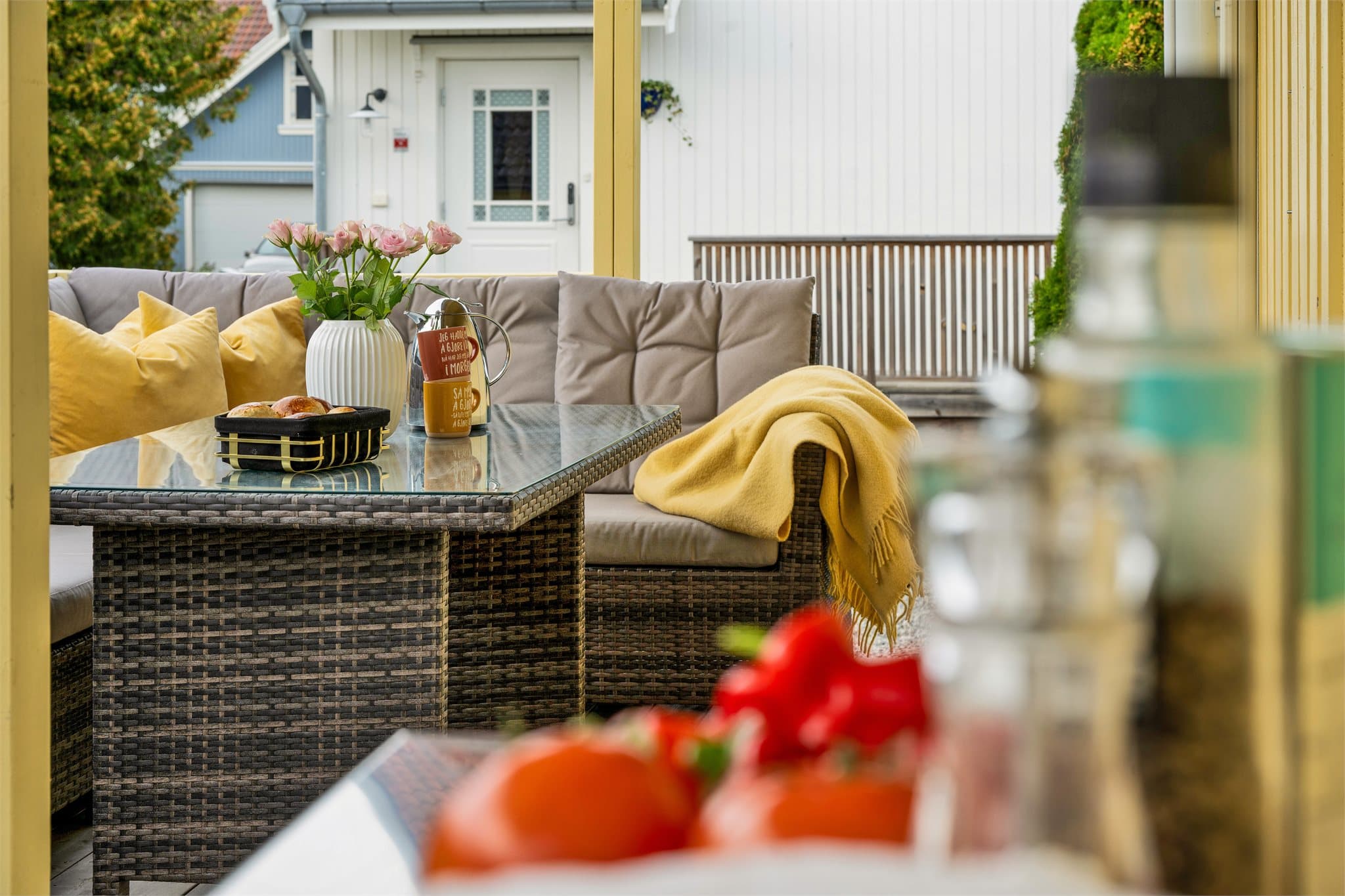 Den overbygde løsningen gir mulighet for å bruke uteplassen også når været ikke er helt på sitt beste.