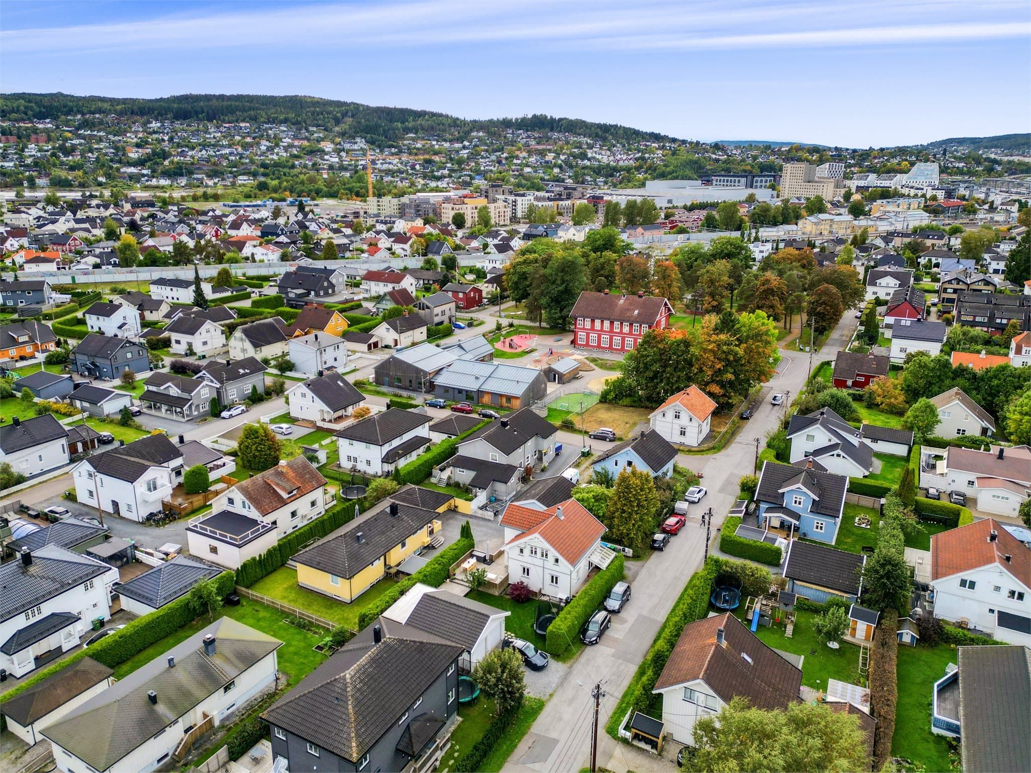 Fra drone får man et flott overblikk over eiendommen og den attraktive beliggenheten på Vigernes. Her bor du i et etablert og familievennlig boligområde med grønne omgivelser, Sørumsparken like ved og kort vei til Lillestrøm sentrum.