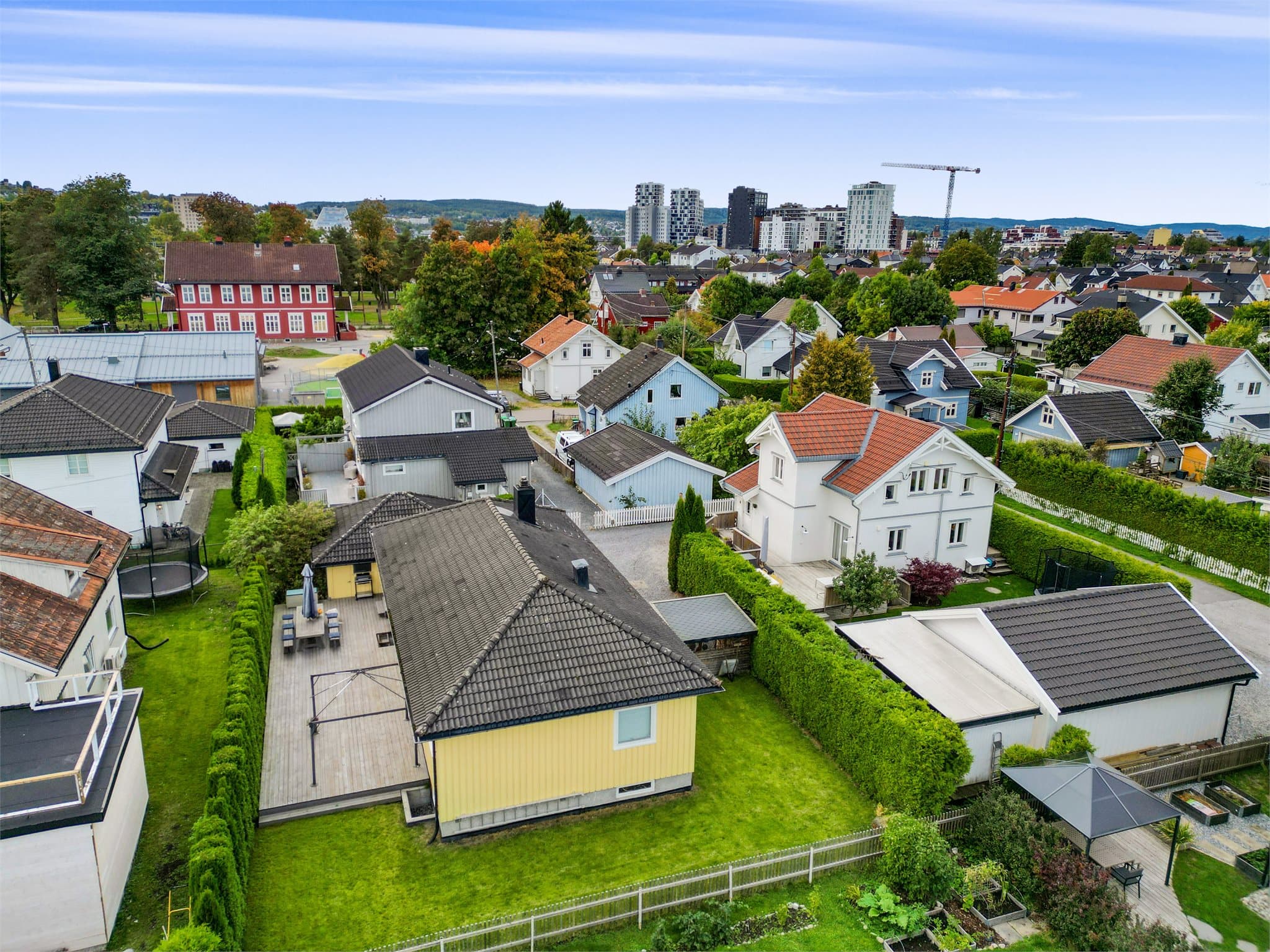 Den lettstelte tomten har plenarealer og beplantning som gir eiendommen et grønt og hyggelig preg. Her er det plass til utelek, hagemøbler og rolige stunder i frisk luft.