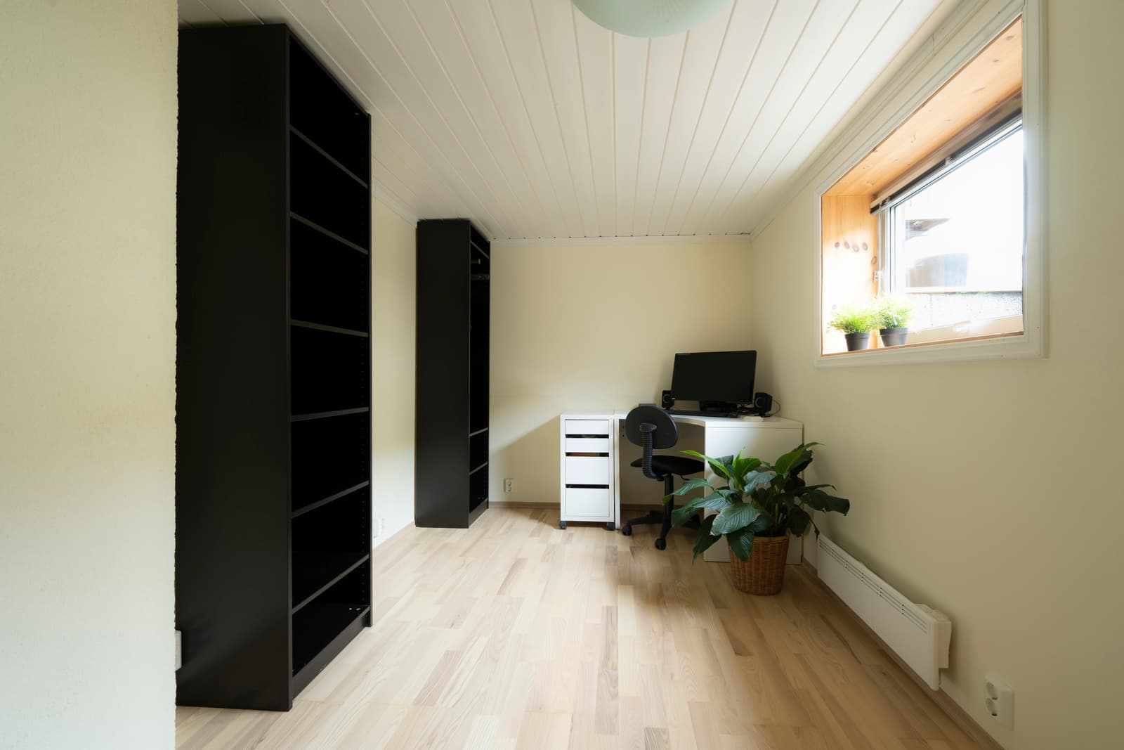 Rom nr. 3 i kjelleretasjen benyttes i dag som kontor, og det er sendt søknad til kommunen om bruksendring av rommet til soverom. Endelig godkjenning foreligger ikke per i dag.