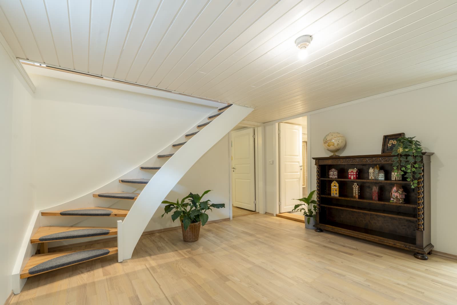 Kjelleretasjen har en praktisk rominndeling med trappegang, kjellerstue, tre rom omsøkt som soverom, baderom, vaskerom, teknisk rom og bod. Dette samsvarer med dagens planløsning og gir flere bruksmuligheter for familien.