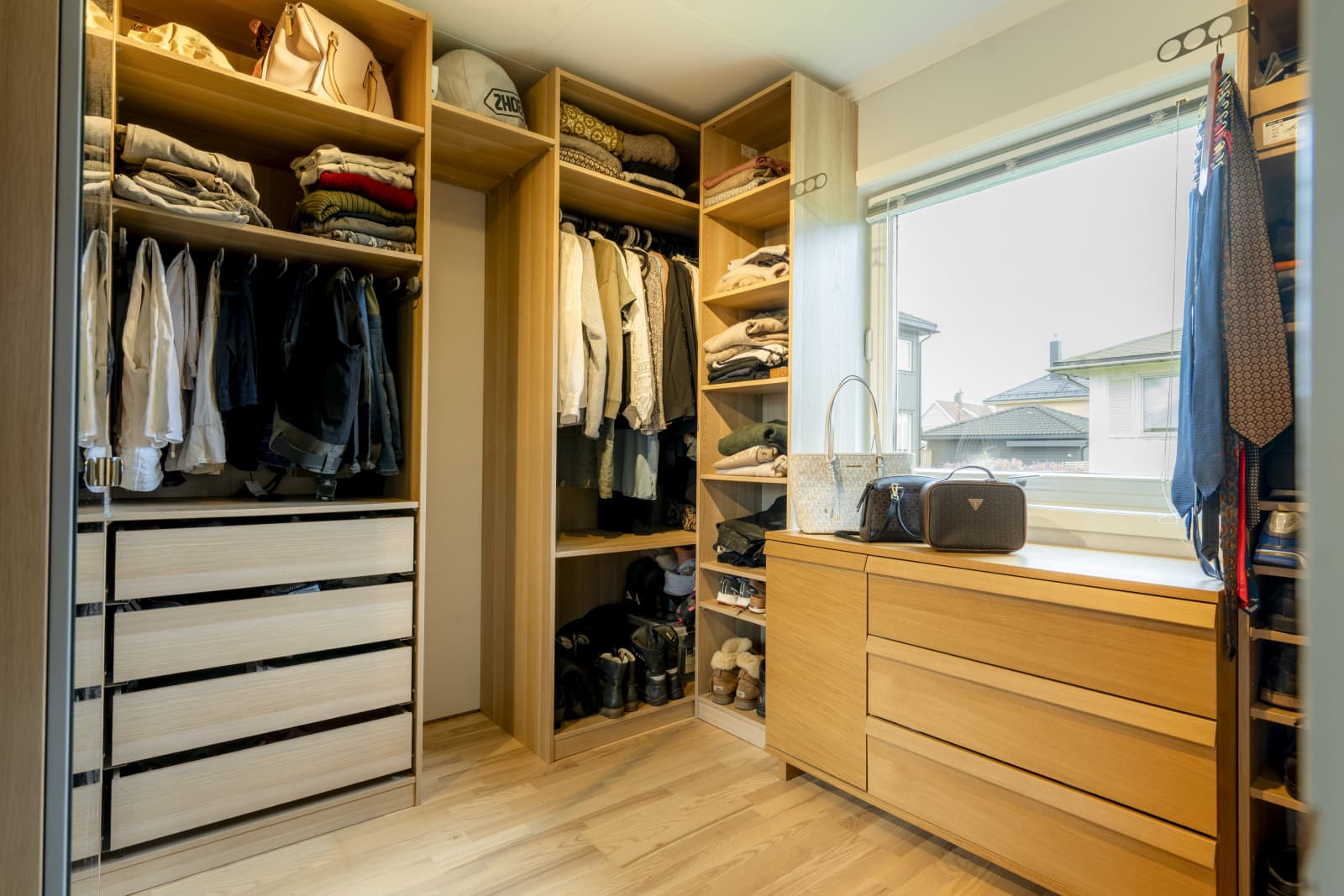 Det tredje soverommet benyttes i dag som walk-in-garderobe og er innredet med flere garderobeløsninger fra IKEA PAX. Her er det gode muligheter for å organisere klær, sko og tilbehør på en oversiktlig måte.