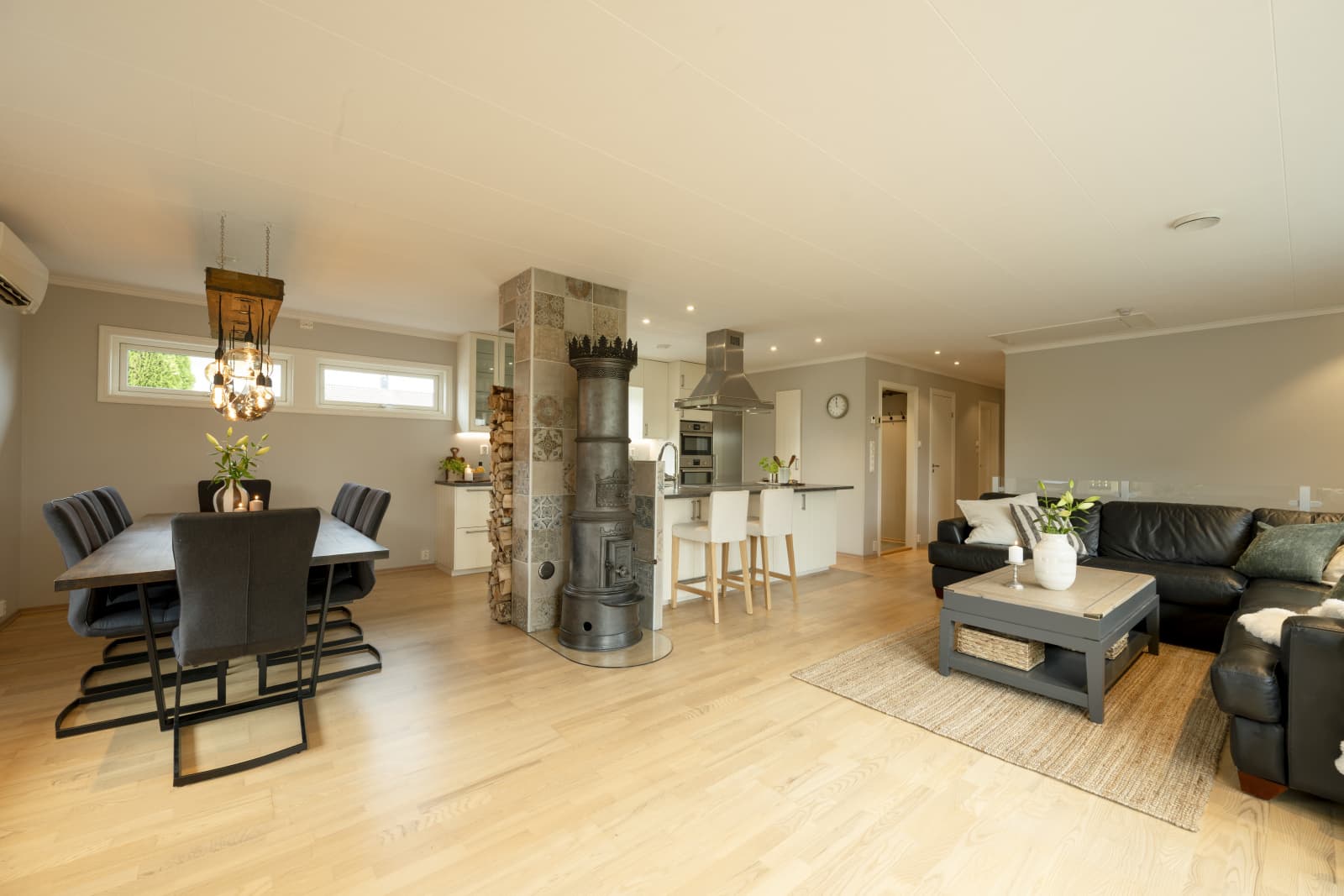 Stuen har en naturlig plass i boligens sosiale sone, med muligheter for å innrede en komfortabel sofagruppe og skape et hyggelig samlingspunkt for hele familien.