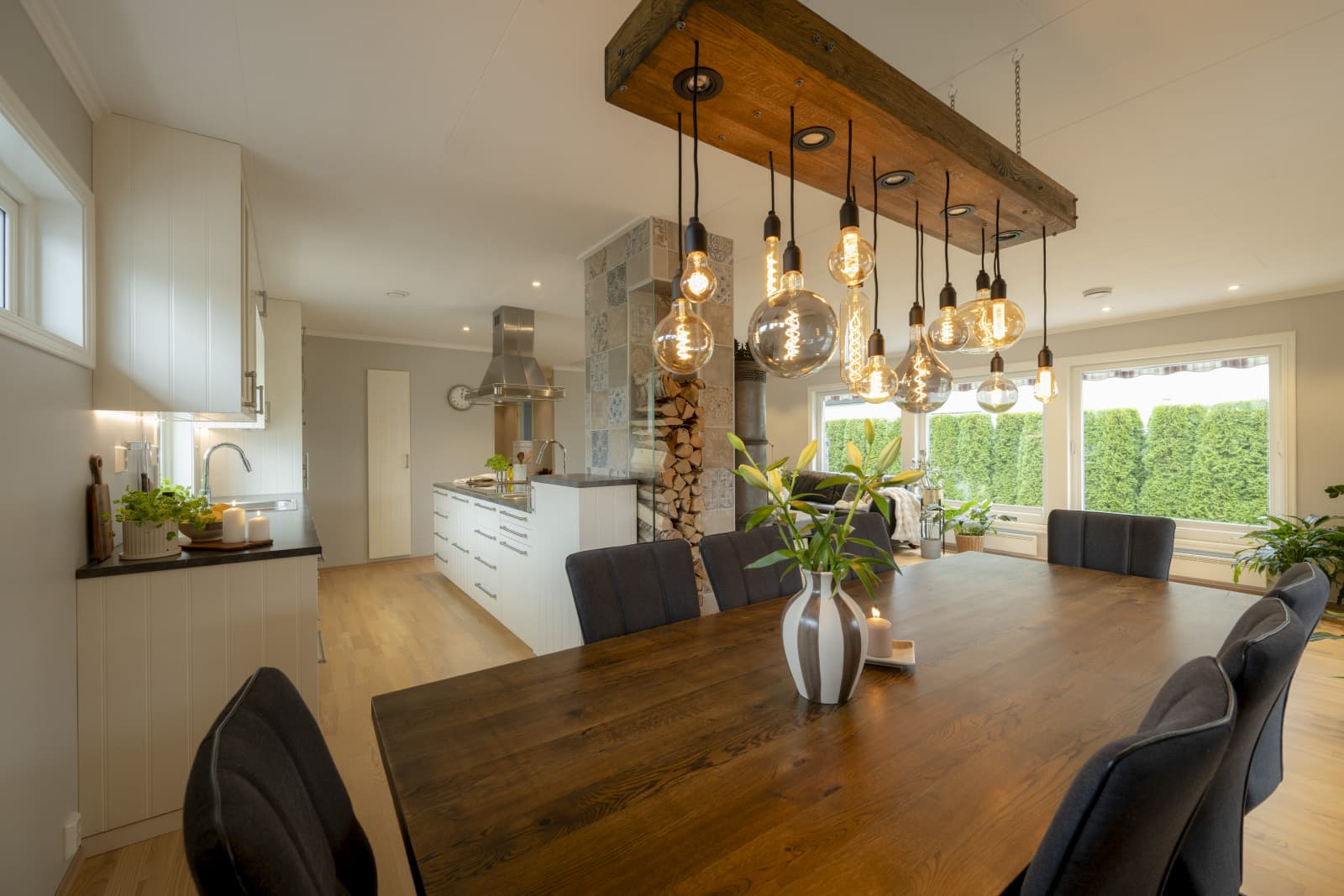 Spisestuen er et naturlig samlingspunkt i hjemmet, med plass til et bredt langbord der hele familien kan samles rundt gode måltider. Her ligger alt til rette for lange frokoster, hyggelige middager og festlige anledninger med familie og venner.