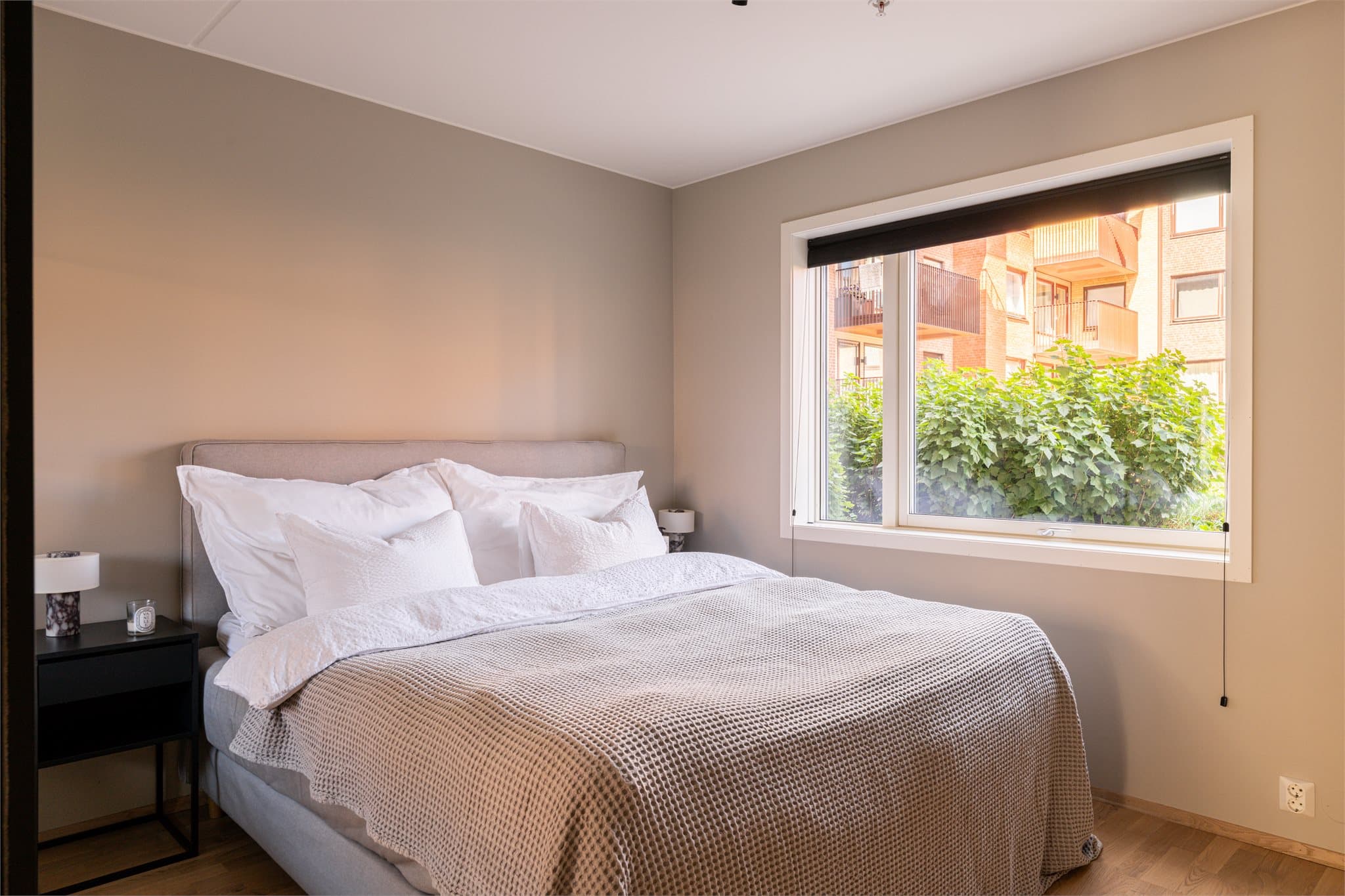 Boligen har to gode soverom. Hovedsoverommet har god plass til dobbeltseng med nattbord på begge sider, samt en stor PAX skyvedørsgarderobe med speilfronter og sorte profiler.