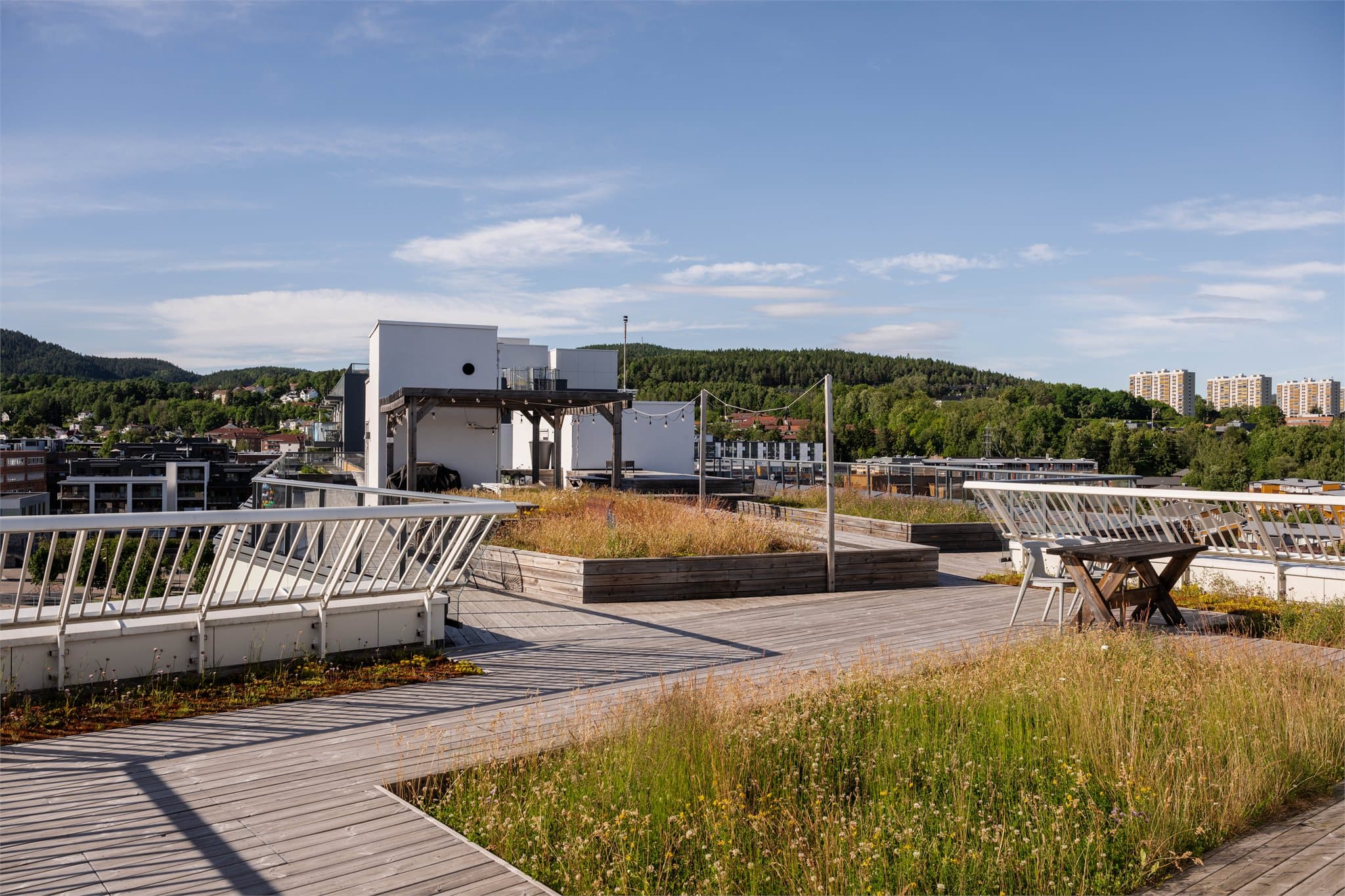 Borettslaget har en stor, felles takterrasse med utsikt over nærområdet.