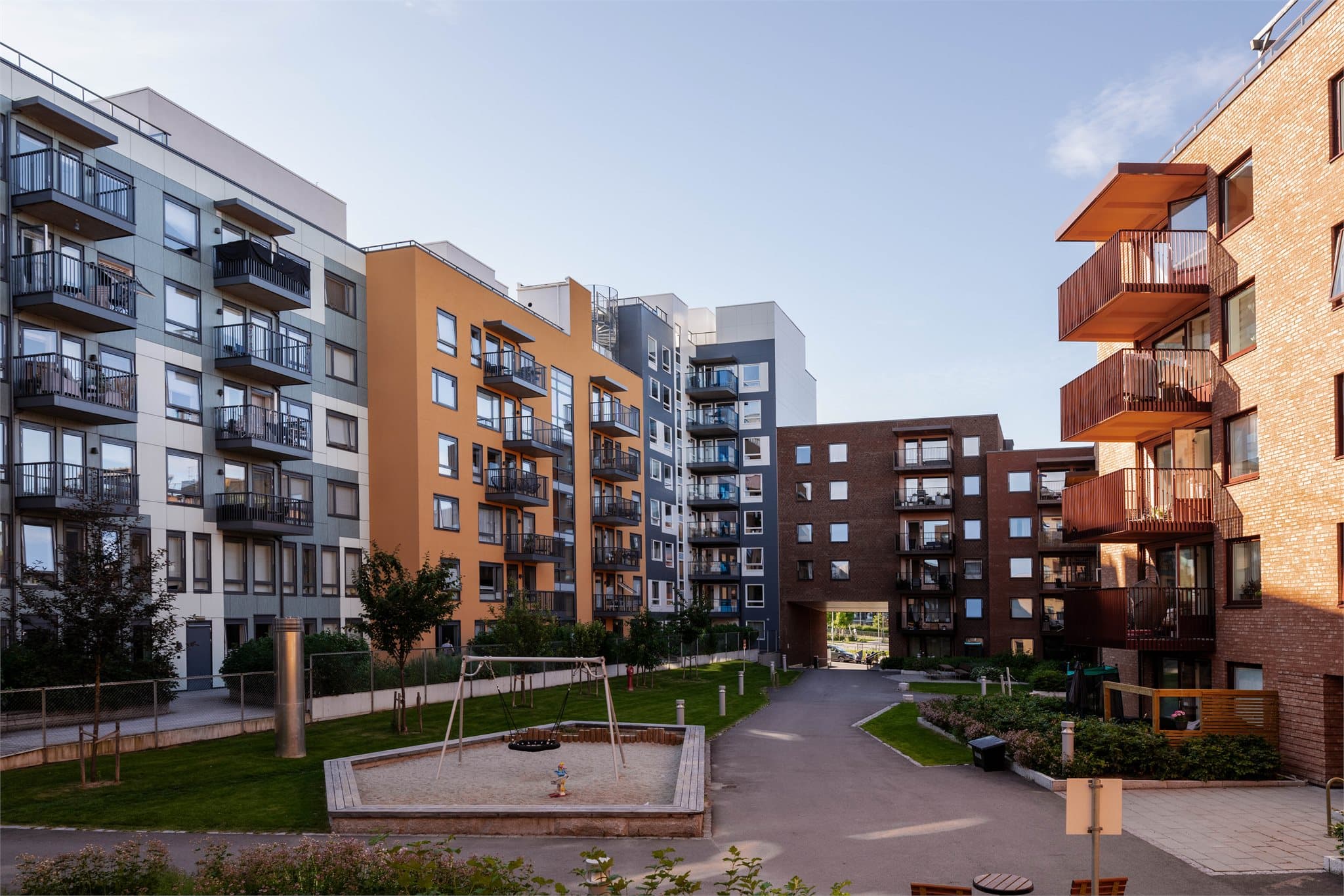 Trivelige og opparbeidede fellesarealer med lekeplass og sittegrupper.