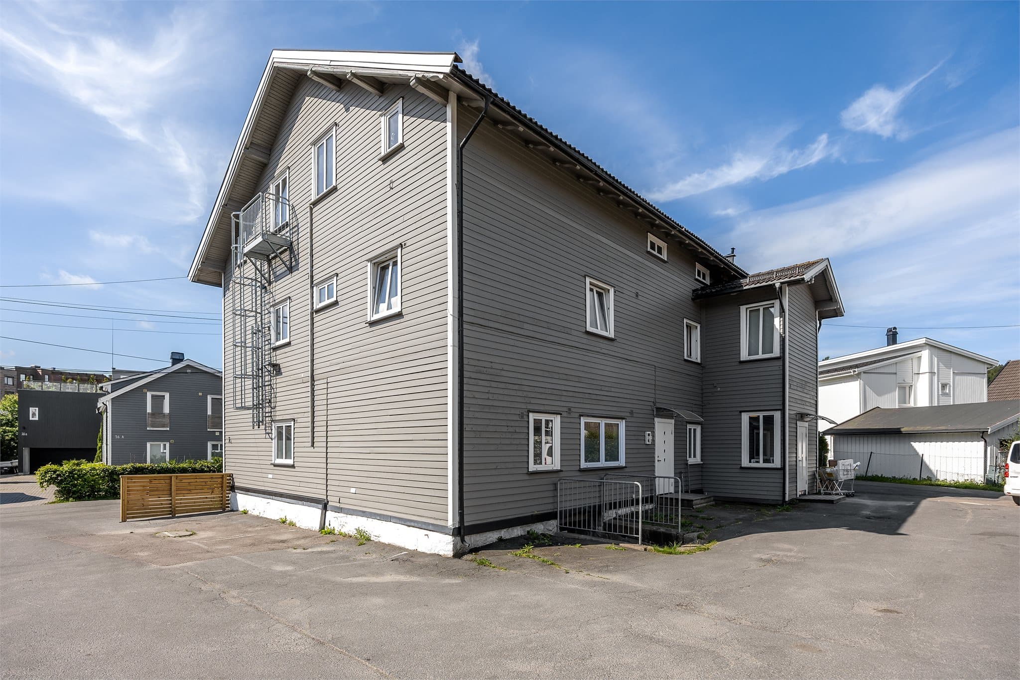 Flott asfaltert fellesareal, med lekeplass i sameiet.