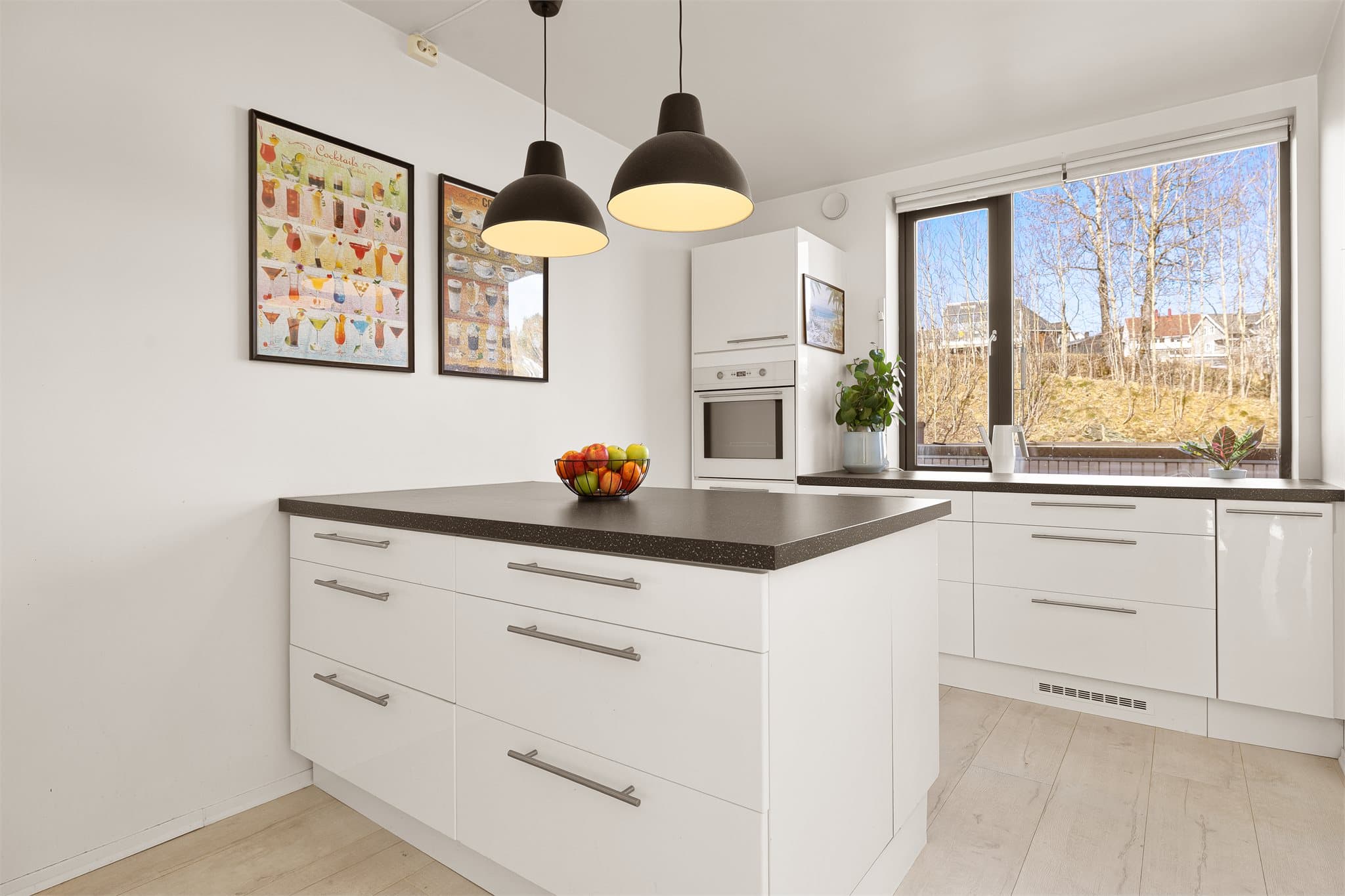 Boligen har et romslig og moderne kjøkken med gode arbeidsflater og oppbevaringsmuligheter.