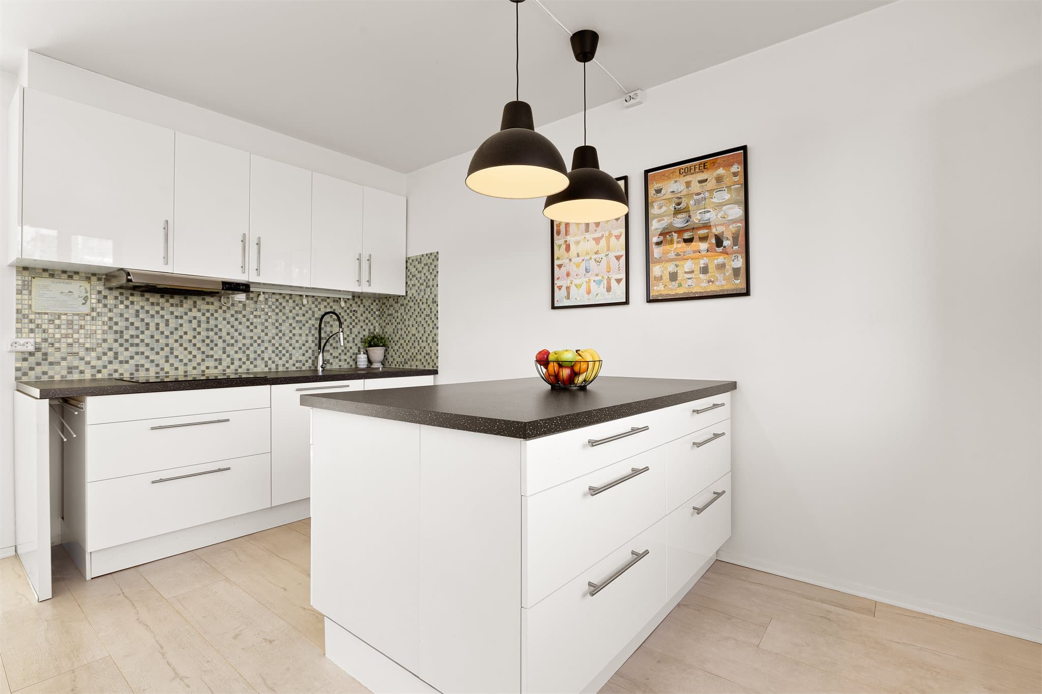 Innredningen har glatte, hvite fronter og godt med både skap- og benkeplass.