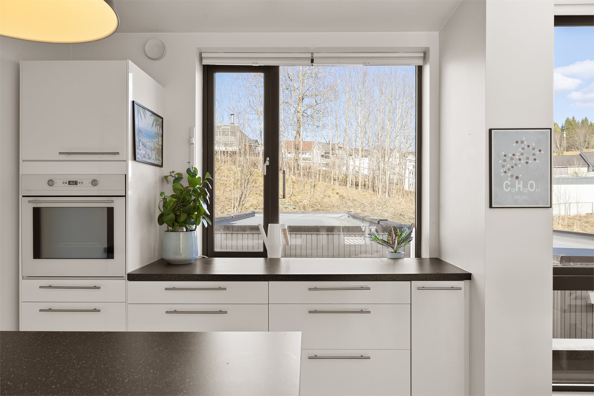 Vinduet over kjøkkenbenken gir godt med arbeidslys og utsyn over nærområdet.