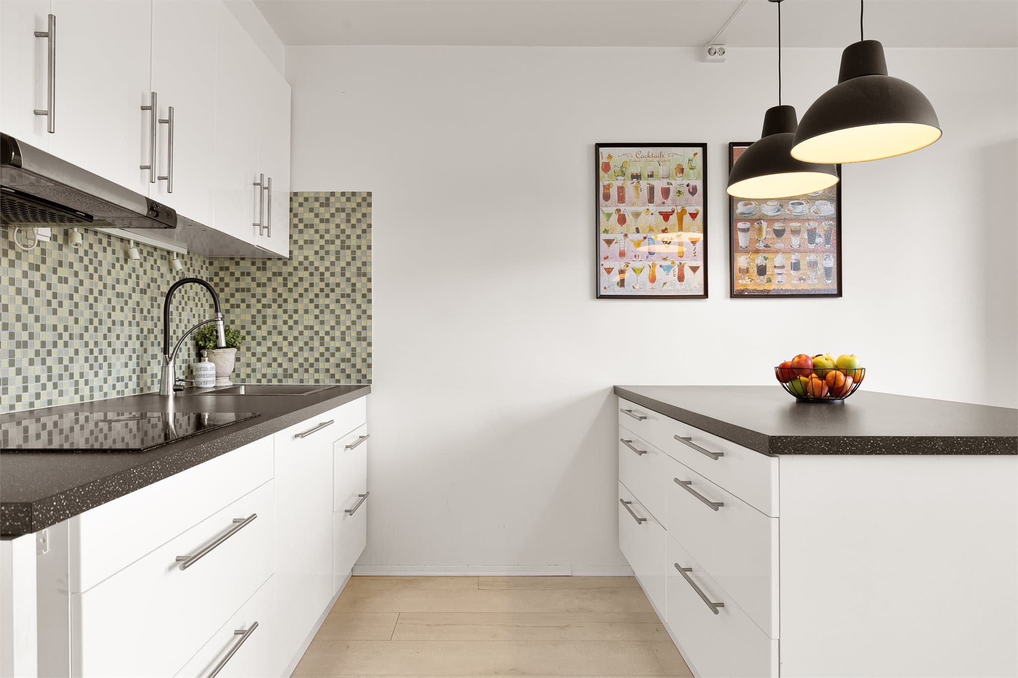 Kjøkkenet er utstyrt med mekanisk avtrekk over kokesonen.