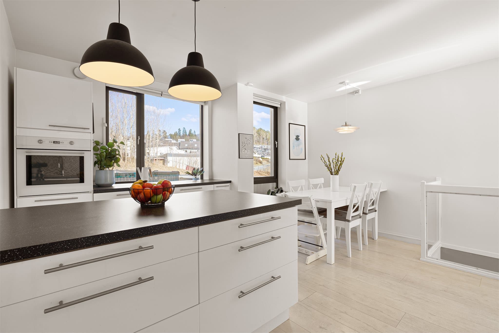 Alle vegger, tak og trapp ble malt i 2021.