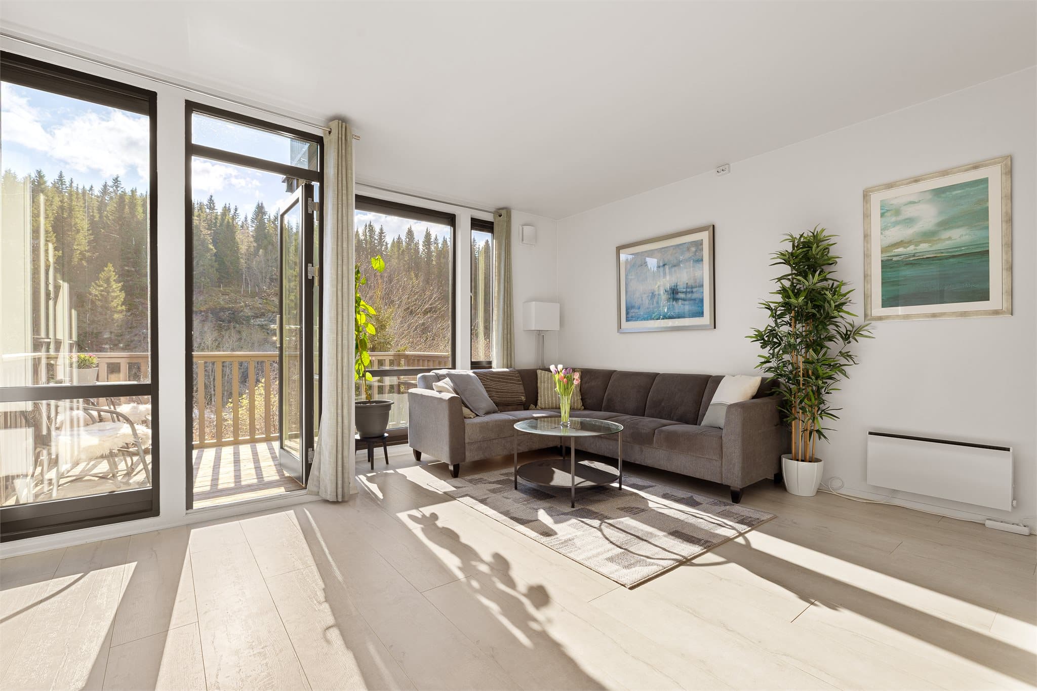 Store vindusflater slipper inn rikelig med naturlig lysinnslipp til stuen.