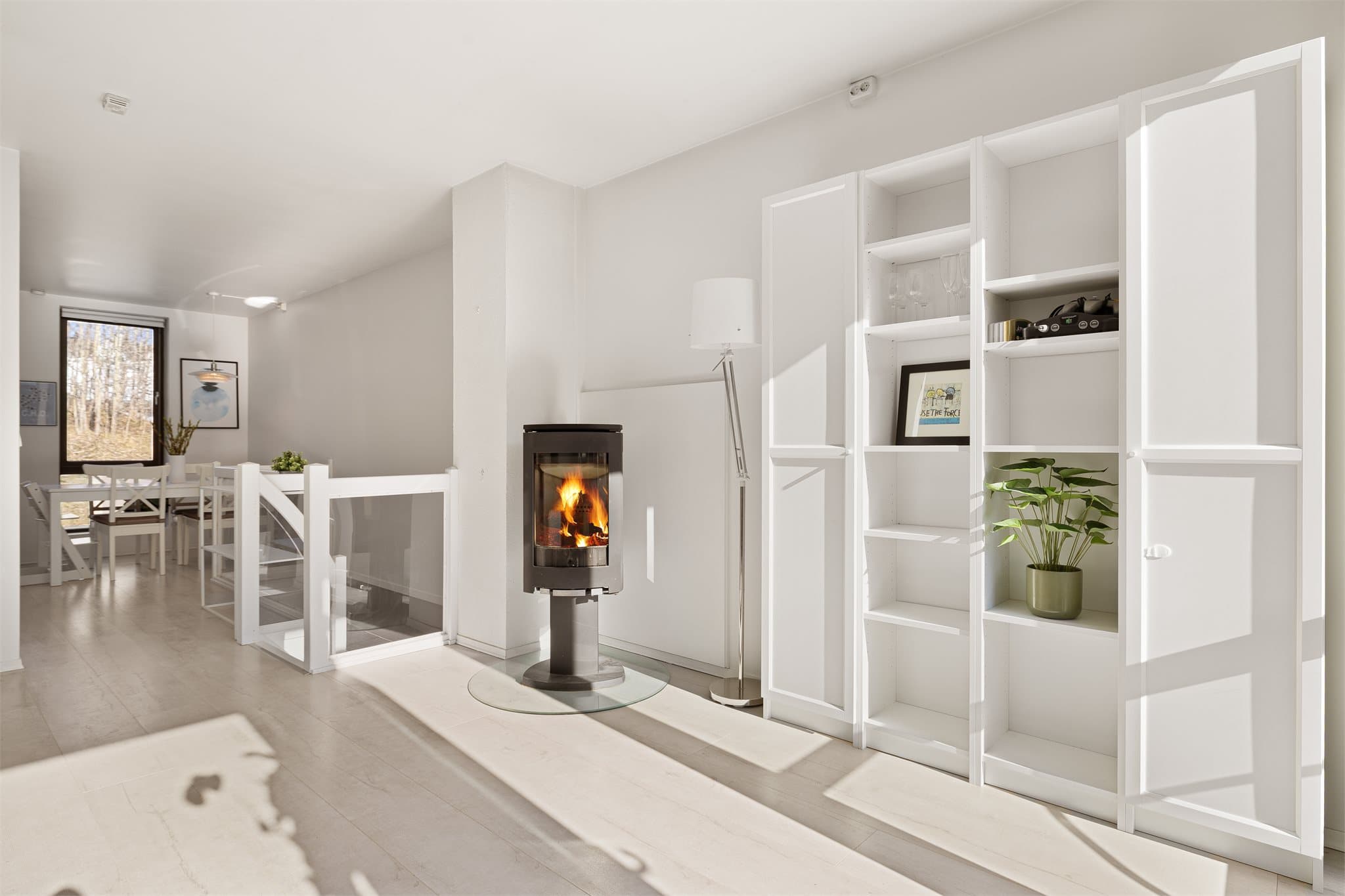 En moderne vedovn gir både effektiv oppvarming og en hyggelig atmosfære.