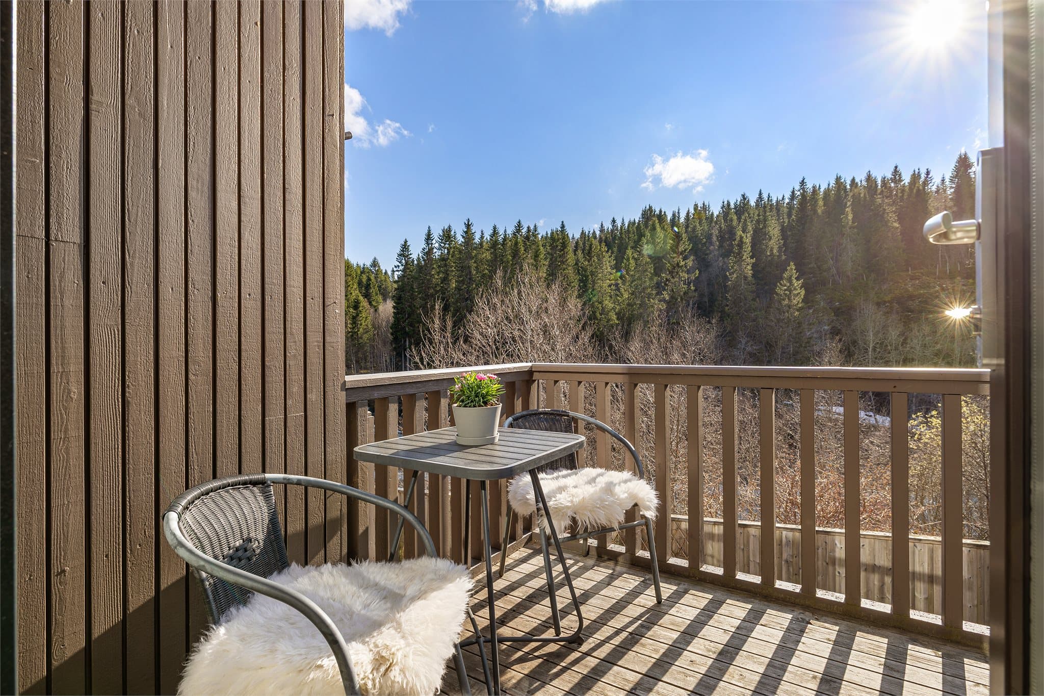 Balkongen kan innredes med ønsket utemøblement og byr på utsikt over naturskjønne omgivelser.