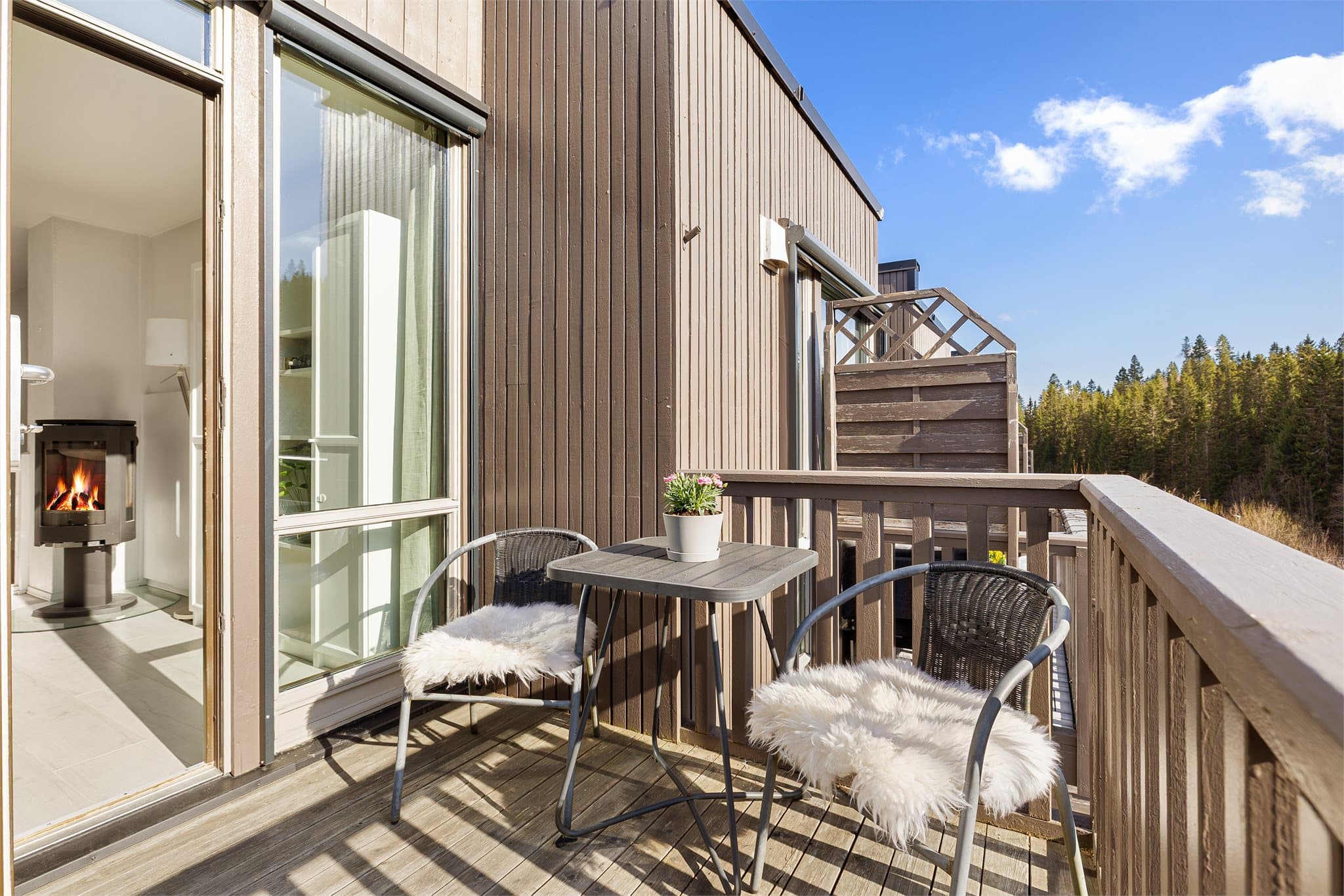 Fra stuen har man utgang til en solrik balkong på 5 kvm.