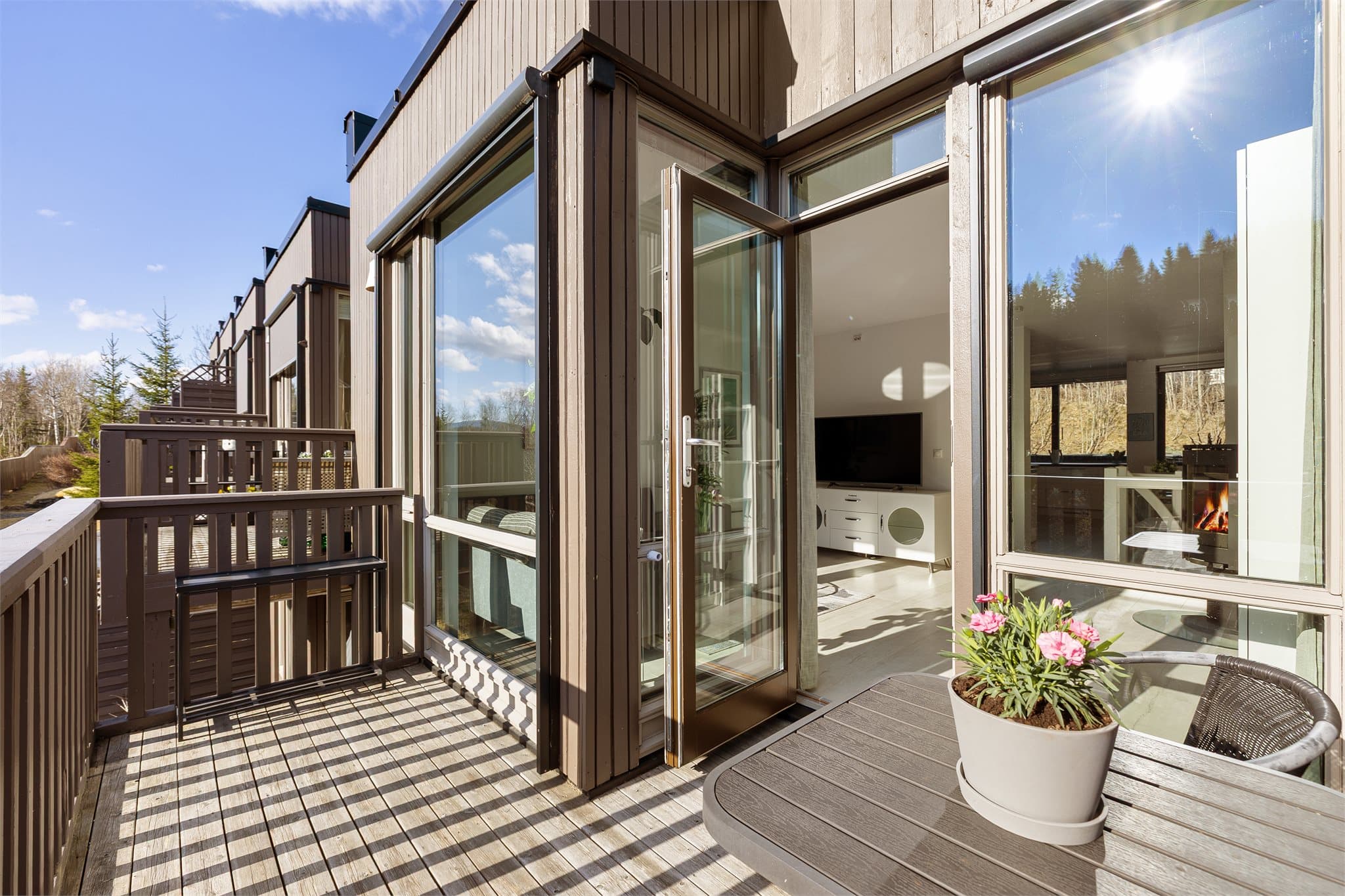 Balkongen har svært gode solforhold, noe som gjør den til et perfekt sted å nyte fine sommerdager.