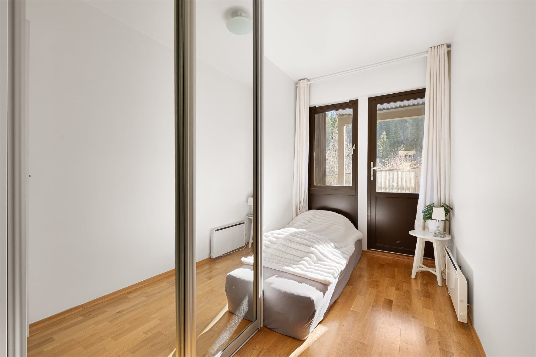 Fra det ene soverommet har man utgang til markterrassen som måler 12 kvm.