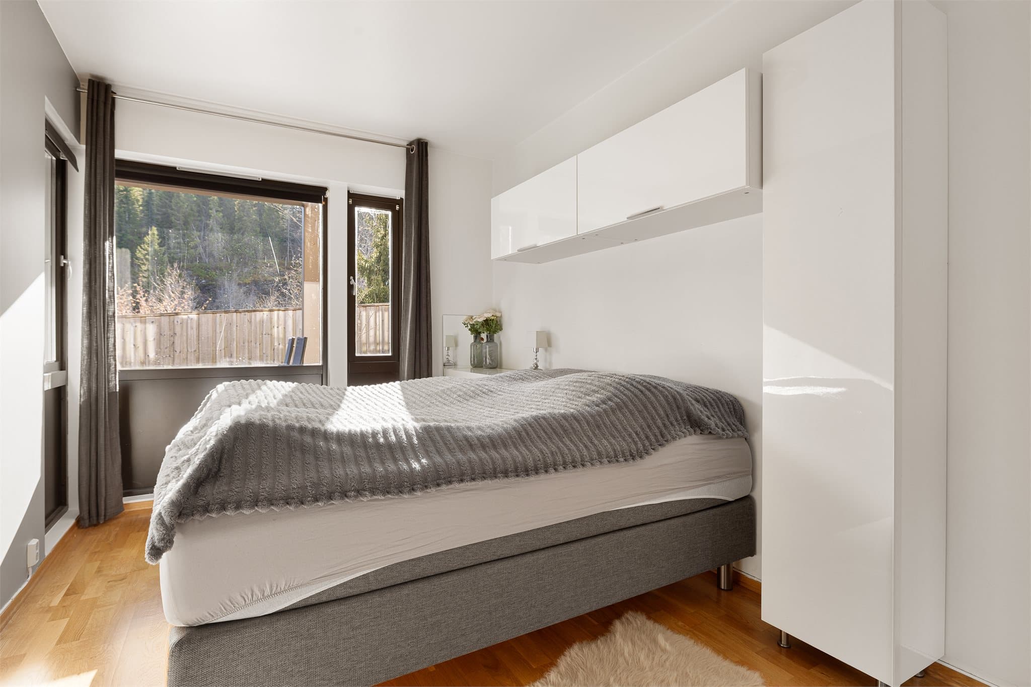 Boligen har totalt 3 soverom på hhv. 11,5, 8,5 og 6,5 kvm.