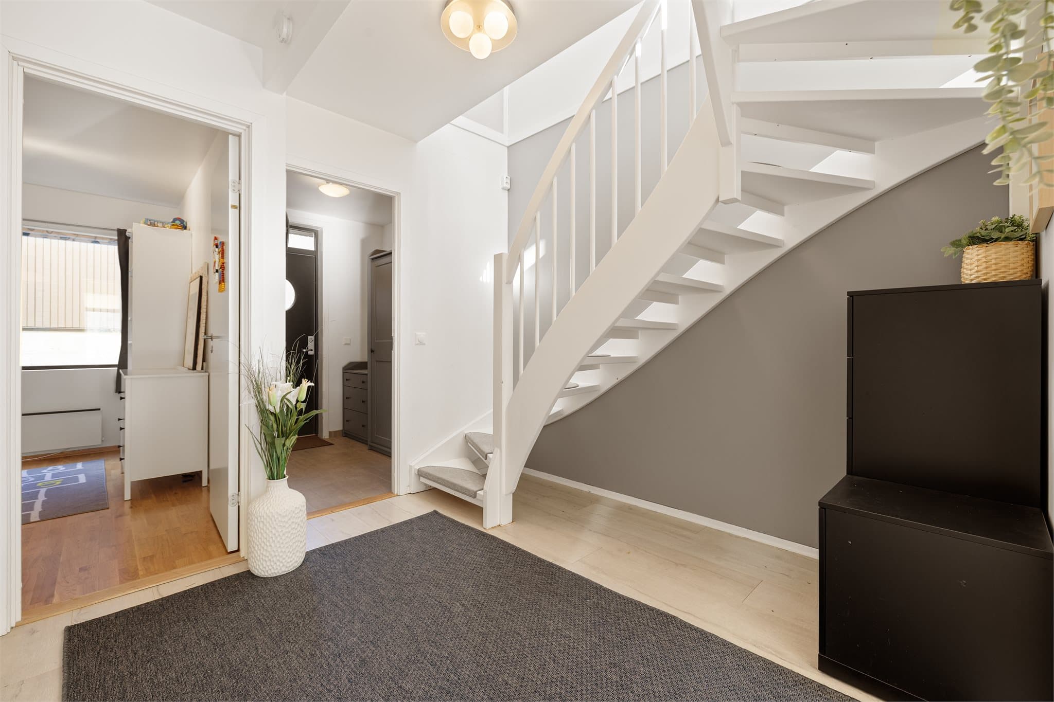 Inngangspartiet i første etasje gir et godt førsteinntrykk og har en trapp som leder opp til boligens sosiale sone.