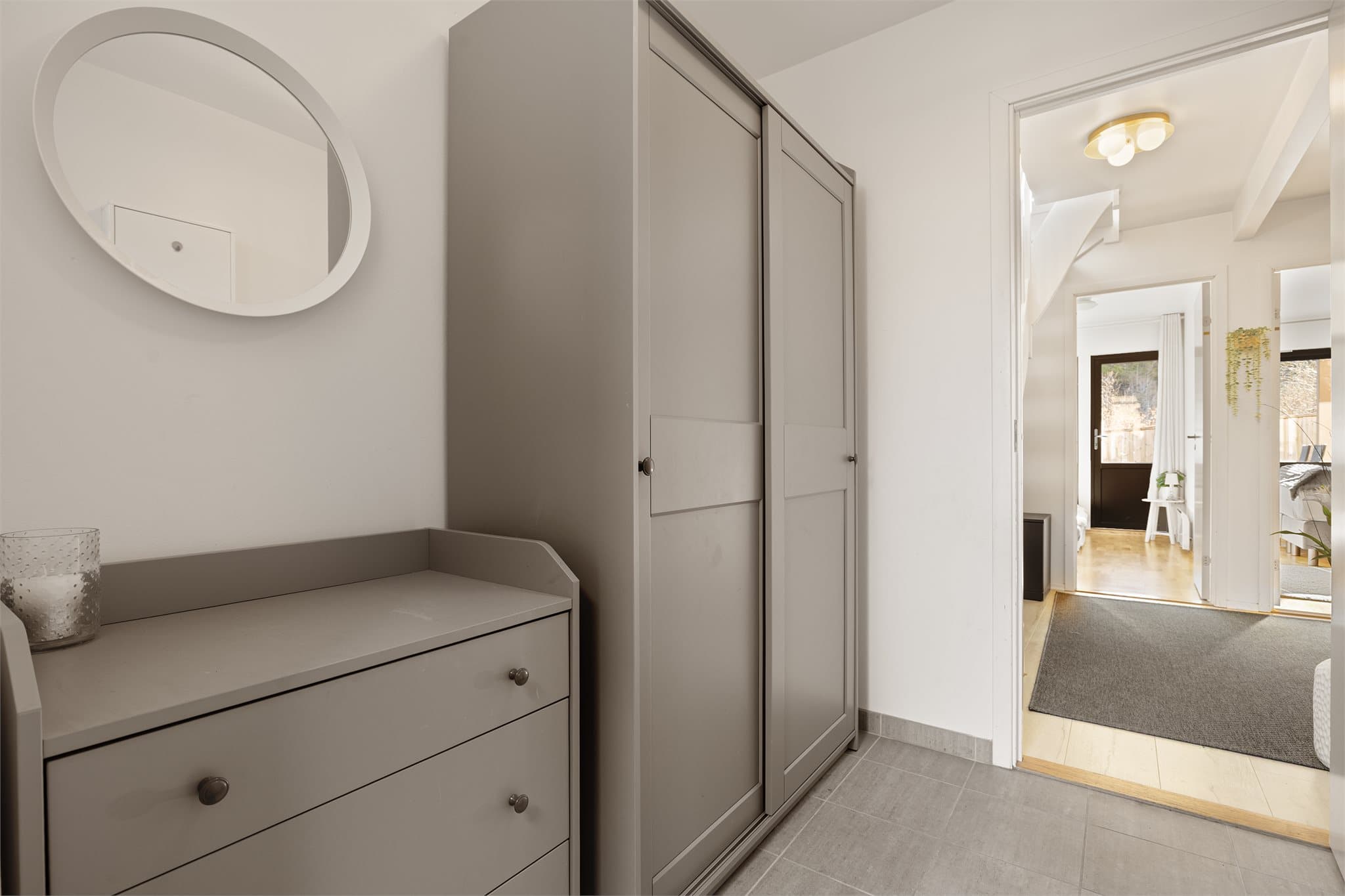 Entré med god plass til garderobeløsning og oppbevaring av yttertøy.