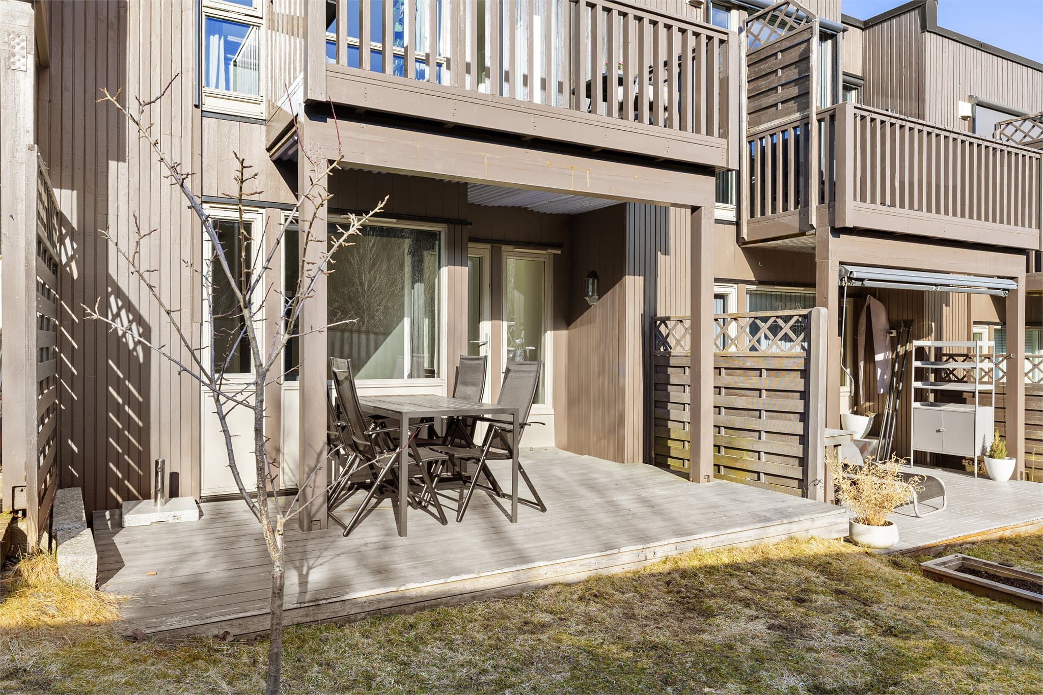 Uteplassen i første etasje gir direkte tilgang til et lite hageområde.