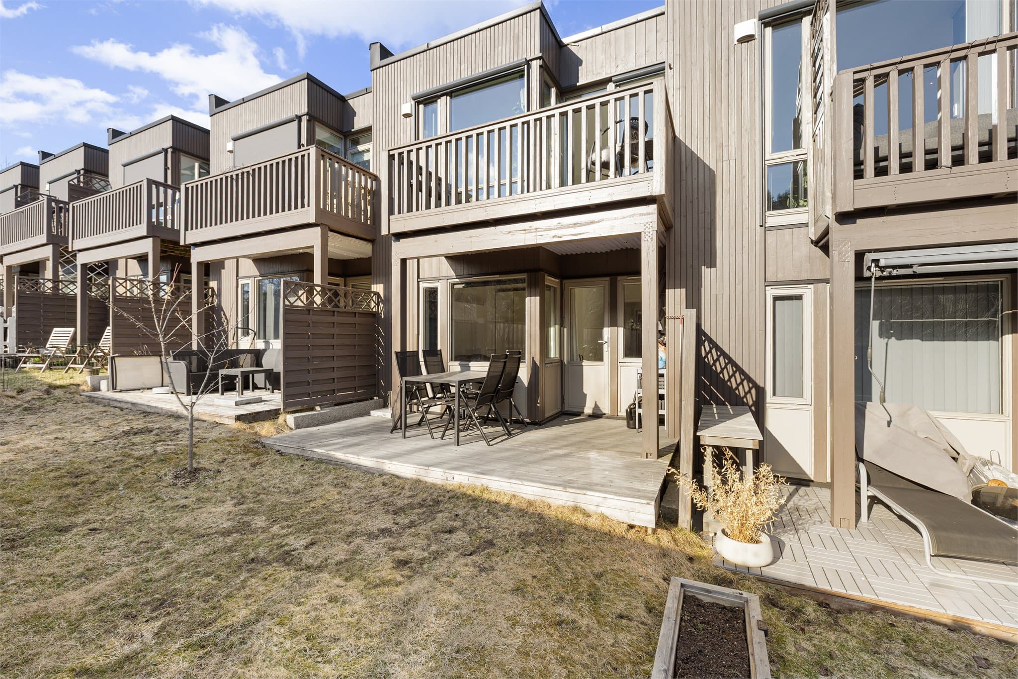 Selger opplyser om at det er blomsterkasse ved leveggen som er frodig og fin om sommeren. Det er masse markjordbær og stauder i kassen. Det er også plantet ett plommetre sommeren 2021.