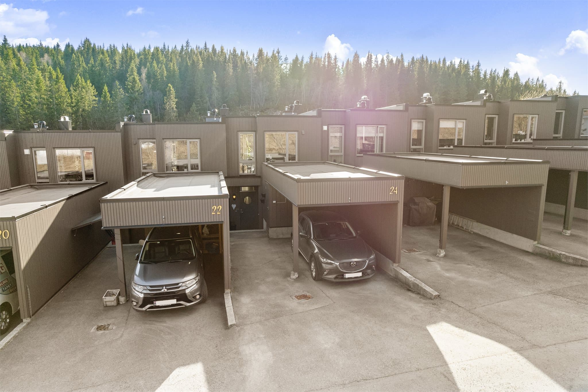 Boligen har egen carport og disponerer i tillegg en praktisk utvendig bod med gode oppbevaringsmuligheter.
