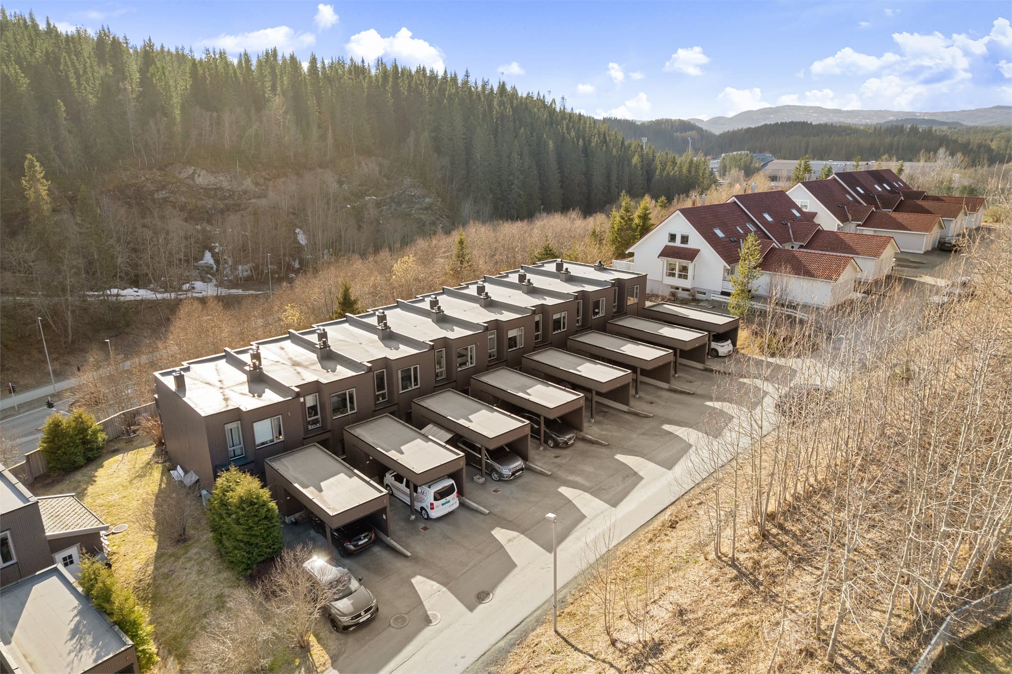 Svært familievennlig beliggenhet med bussholdeplass i nærheten, barnehage like ved og gangavstand til skole. Nærområdet byr på gode servicetilbud, treningssentre og flotte turmuligheter.