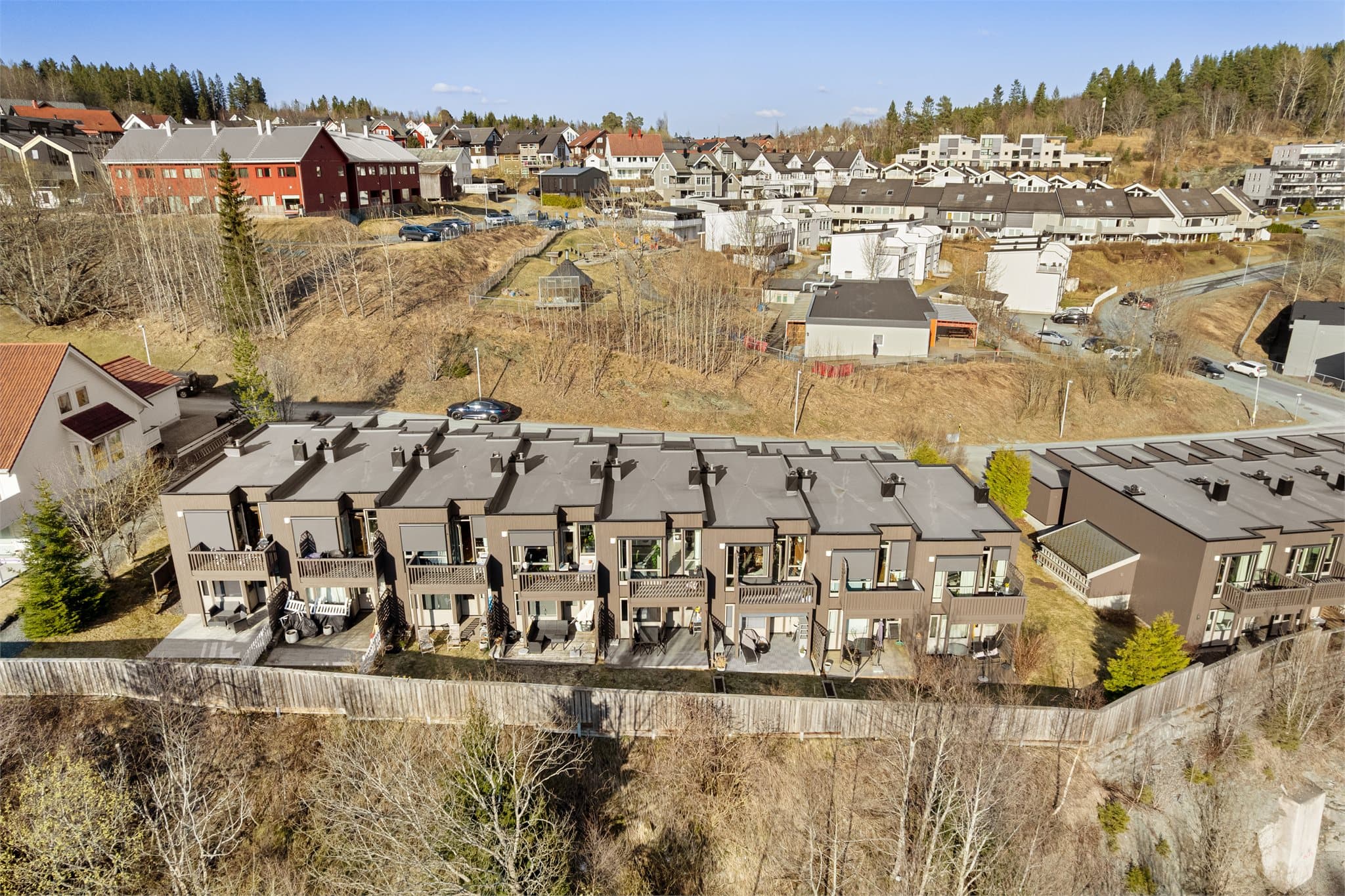 Boligen er en del av Kløvertunet 1 borettslag, som består av 16 rekkehus i et veletablert og barnevennlig nabolag.