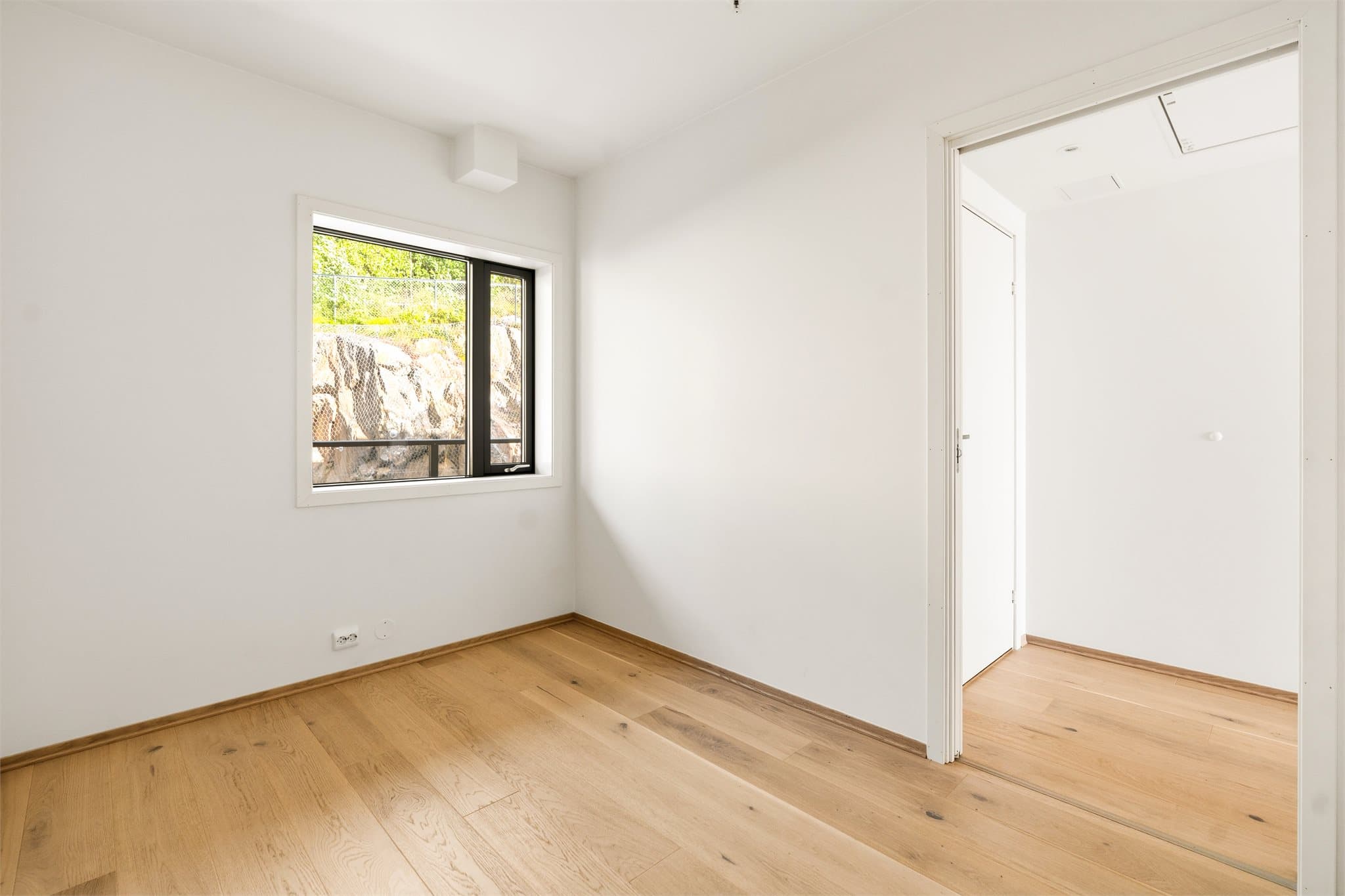 For ekstra oppbevaringsplass disponerer leiligheten en praktisk kjellerbod på ca. 3 m².