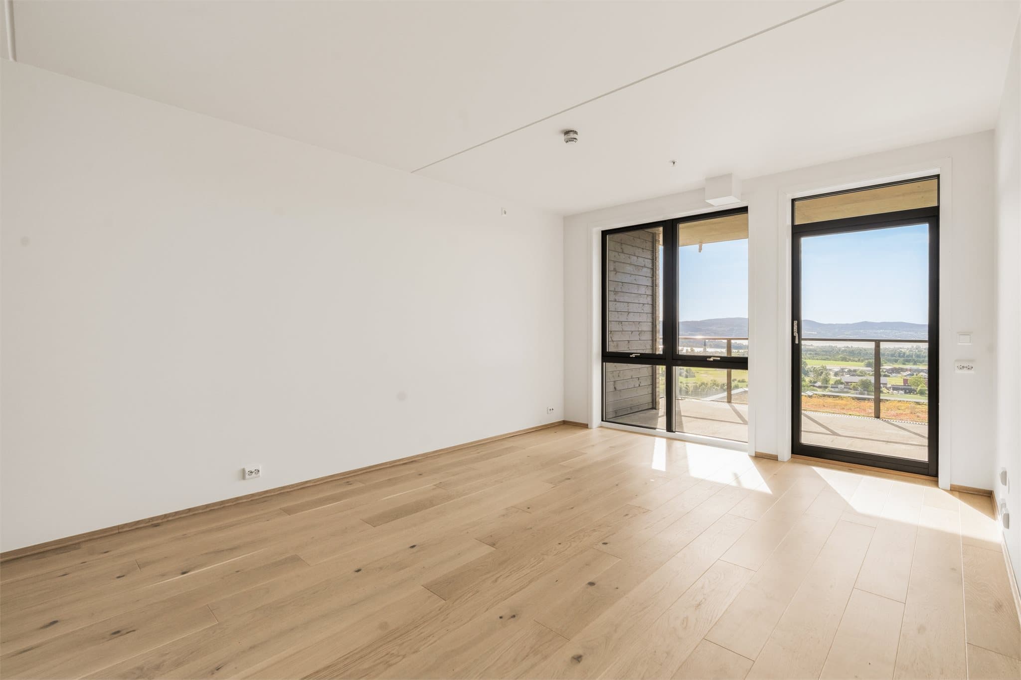 Leiligheten har 1-stavs parkett og balansert ventilasjon, som bidrar til et moderne uttrykk og et godt inneklima.