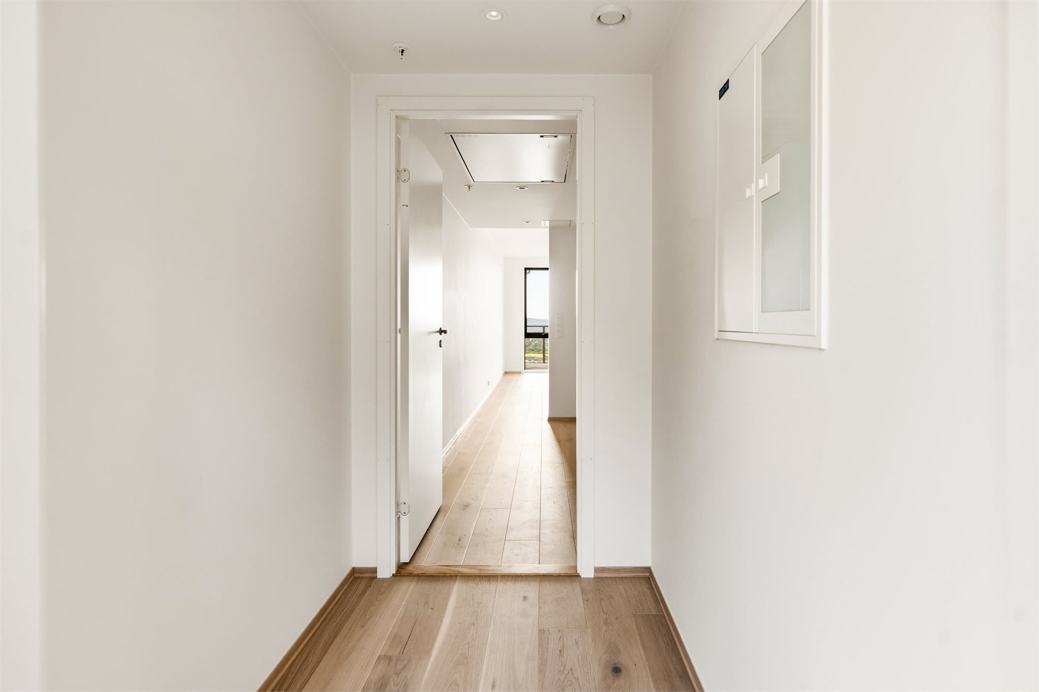 Velkommen inn i en lys og innbydende entré som gir et godt førsteinntrykk av boligen. Entréen har parkettgulv, hvitmalte vegger og innfelte spotlights i taket som skaper en moderne og stilren atmosfære. Her er det også dørcalling.
