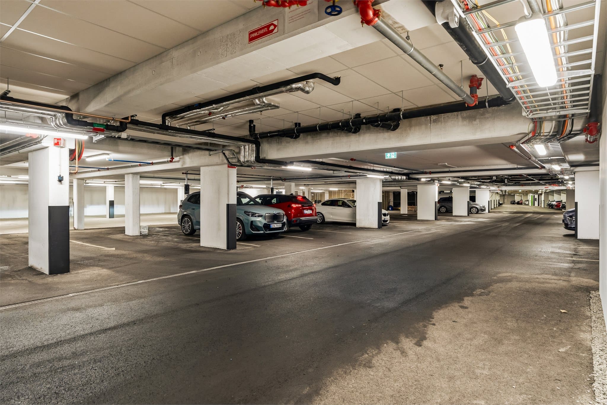 Parkeringsanlegget vil utgjøre en egen eiendom/seksjon og eies og driftes av Horisont P-hus. Alle boligeiere gis anledning til å leie parkeringsplass.