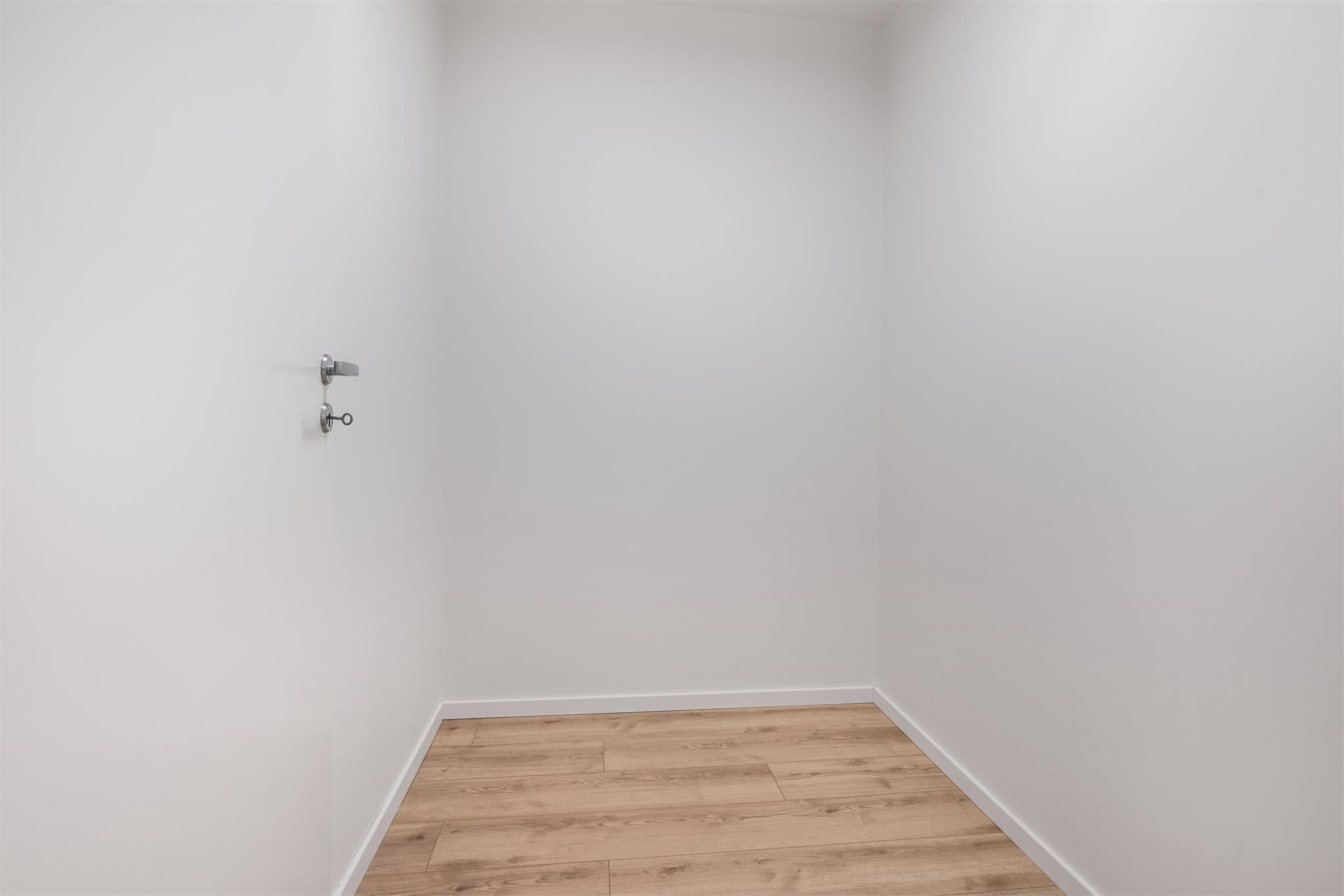 Leiligheten har en innvendig bod og disponerer én sportsbod i felles anlegg.