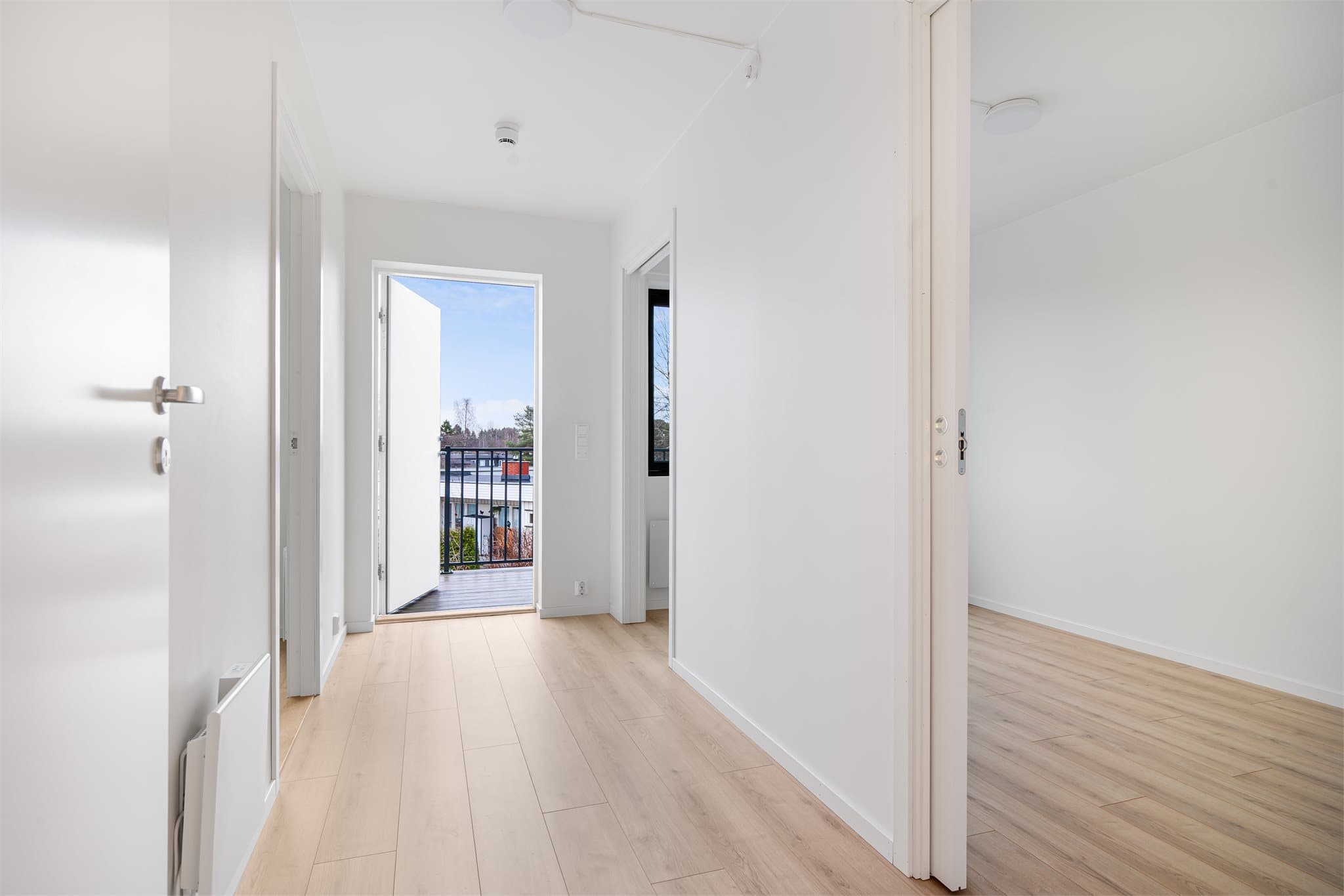 Her er det plass til oppbevaringsmøblement og man har adkomst til leilighetens soverom.