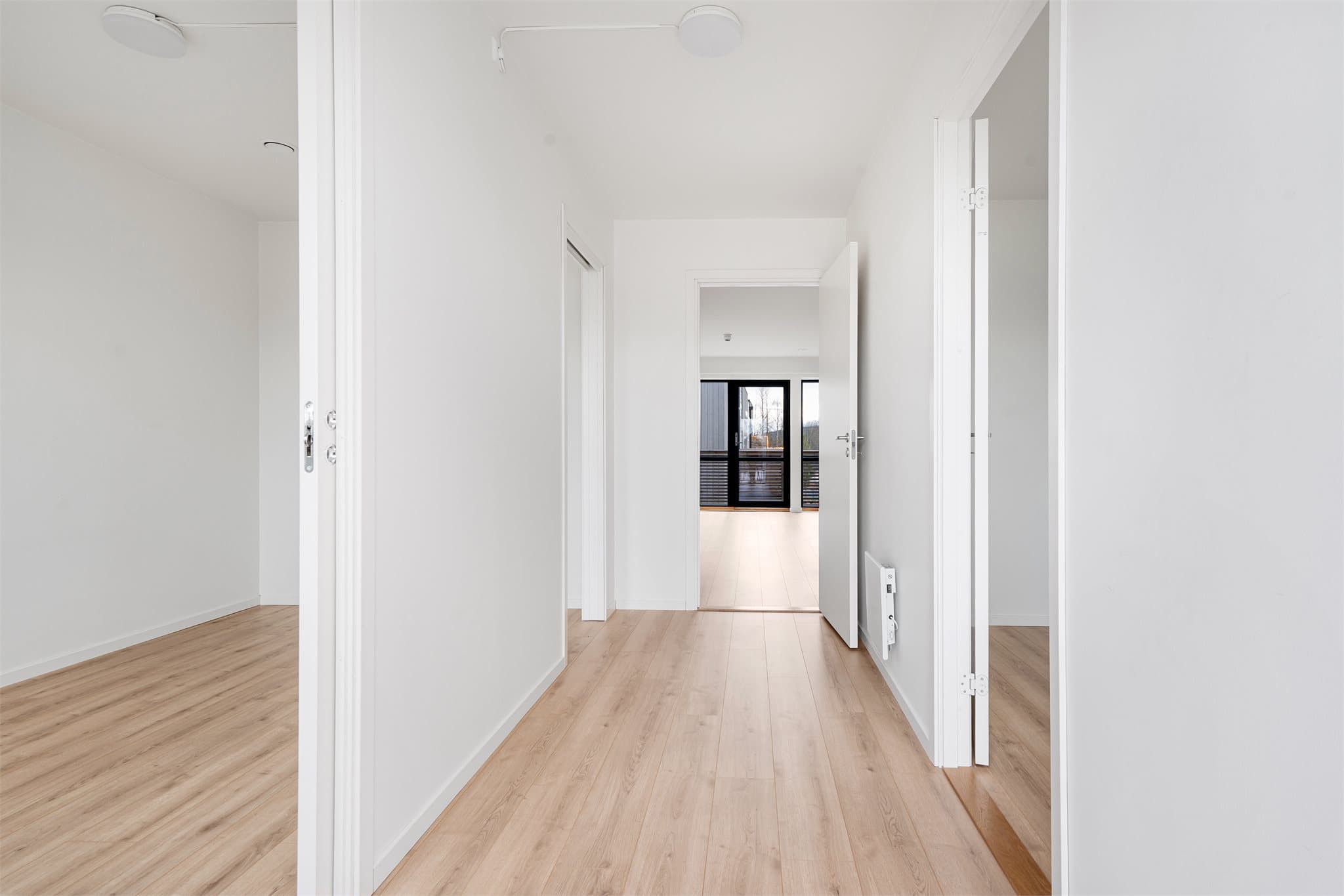 Leiligheten har adkomst fra svalgang og man trer inn i en lysmalt entré.