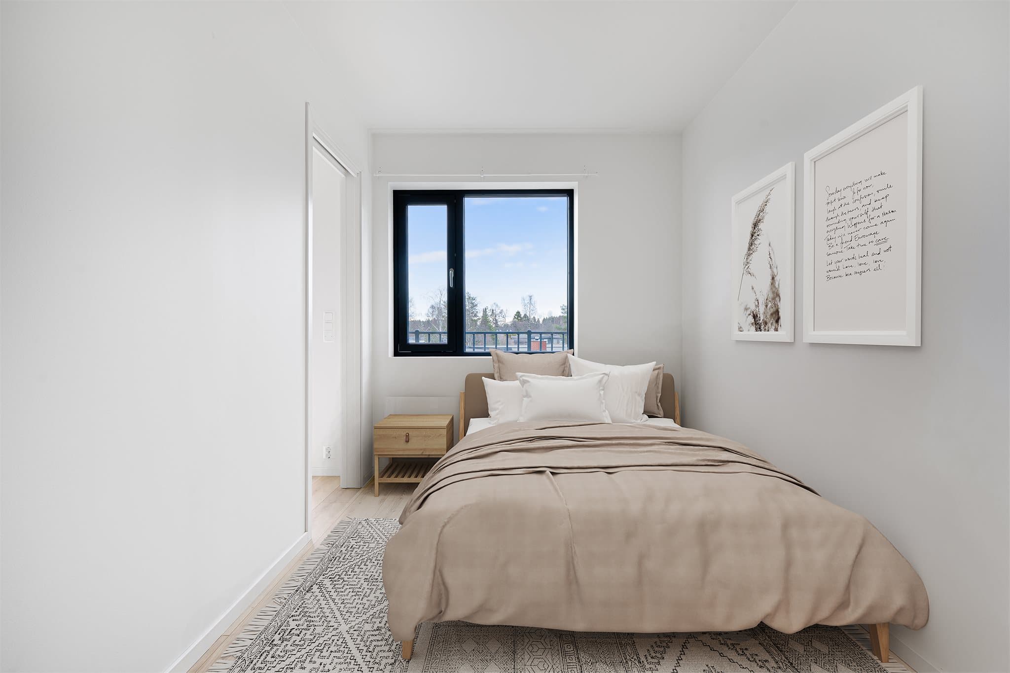 Hovedsoverommet har god plass til dobbeltseng og tilhørende møblement. Digitalt møblert.
