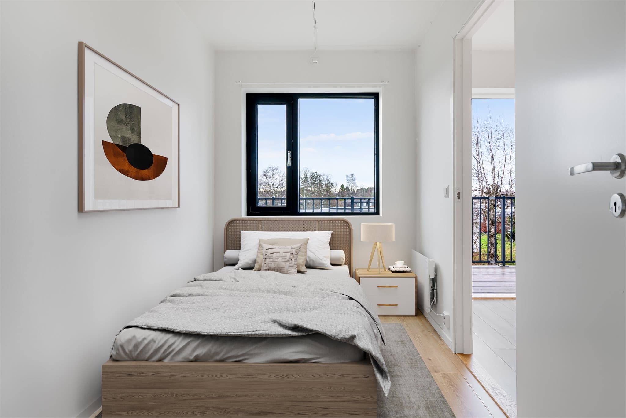 Soverom 2 kan fint benyttes som barnerom, gjesterom eller kontor. Digitalt møblert.