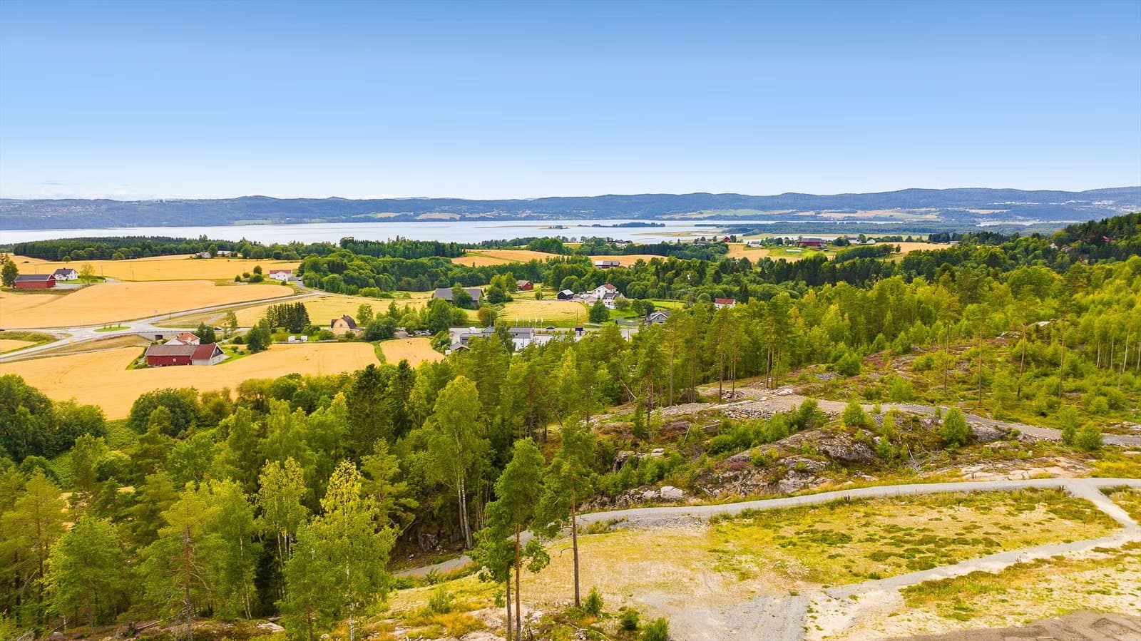 Ta kontakt for en hyggelig prat eller besiktigelse av tomta!