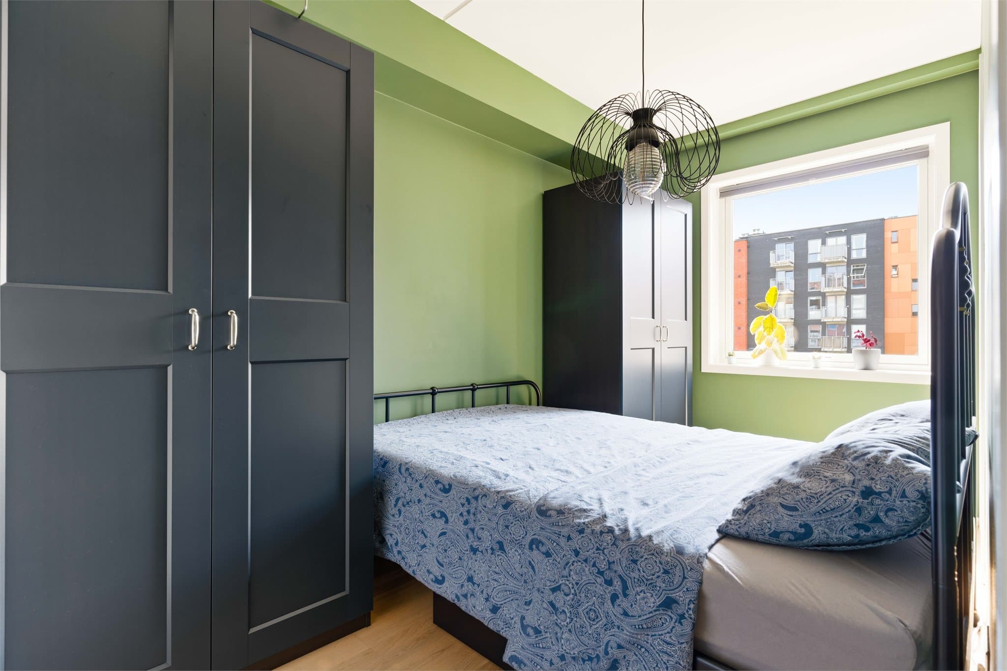 Romslig soverom med plass til dobbeltseng og garderobe. Praktisk garderobe på begge sider av sengen gir en smart og plassbesparende løsning.